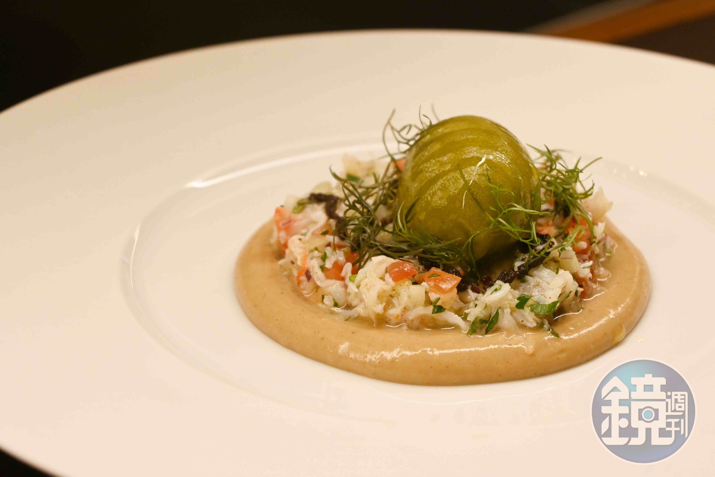 創新料理「The Green Curry King Crab」將綠咖哩化作清爽微辣的Sorbet，下層則以酸種麵包製成基底醬汁，透過不同質地，堆疊出不同以往的奇特口感。（新幣38元／份，約NT$952）