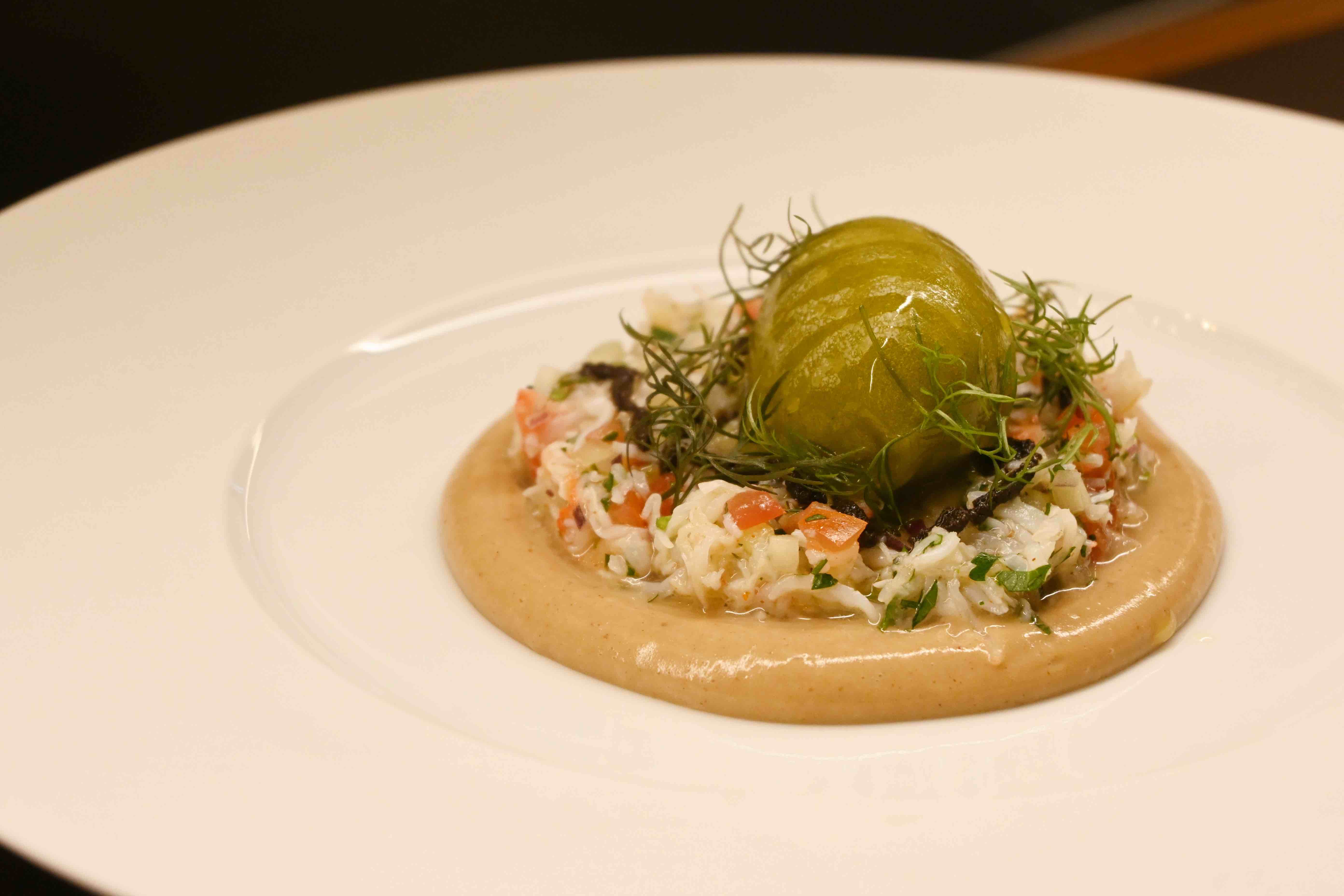 創新料理「The Green Curry King Crab」將綠咖哩化作清爽微辣的Sorbet,下層則以酸種麵包製成基底醬汁,透過不同質地,堆疊出不同以往的奇特口感。(新幣38元/份,約NT$952)