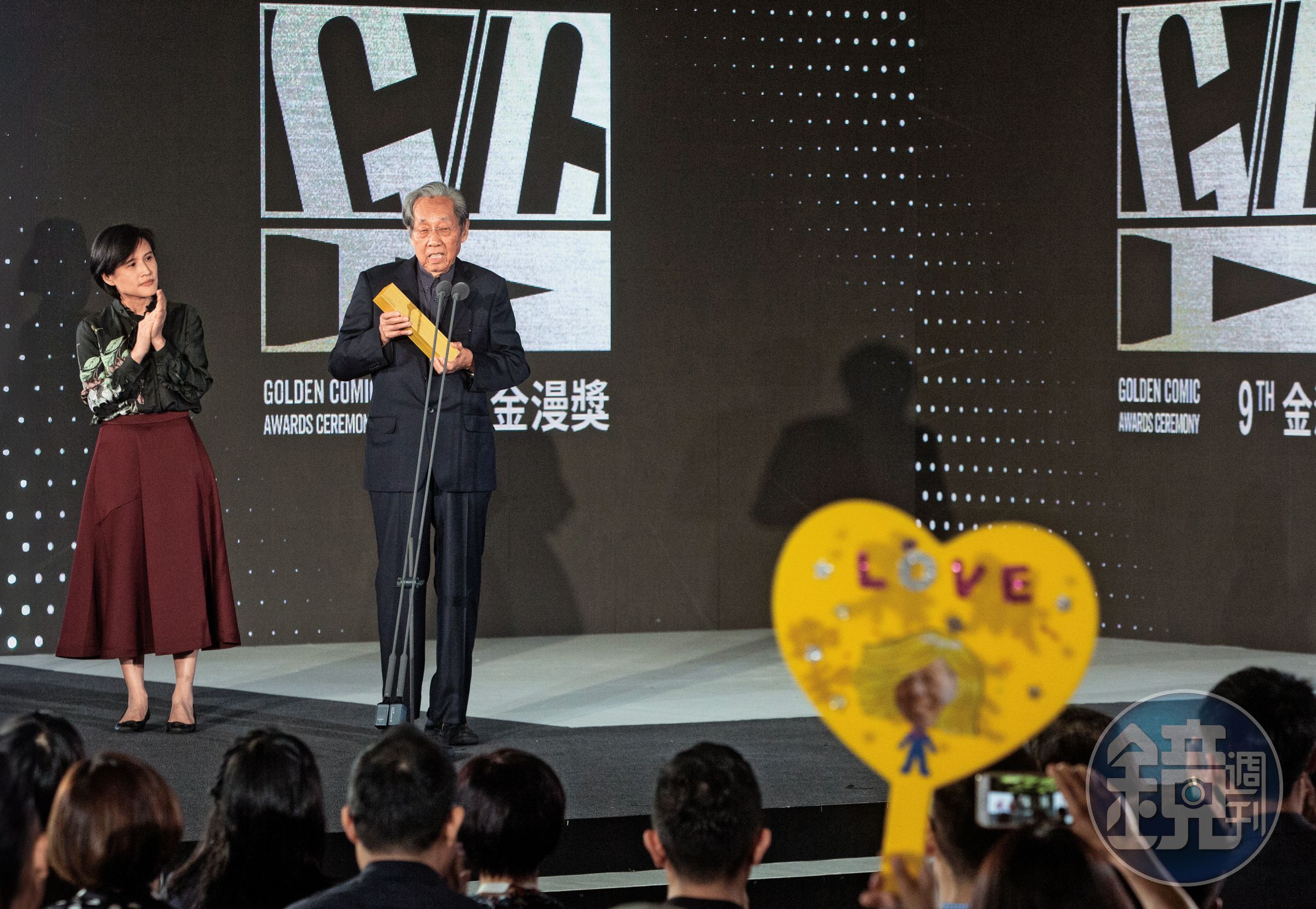 白色恐怖受難者蔡焜霖（右）2018年出席金漫獎頒獎典禮。