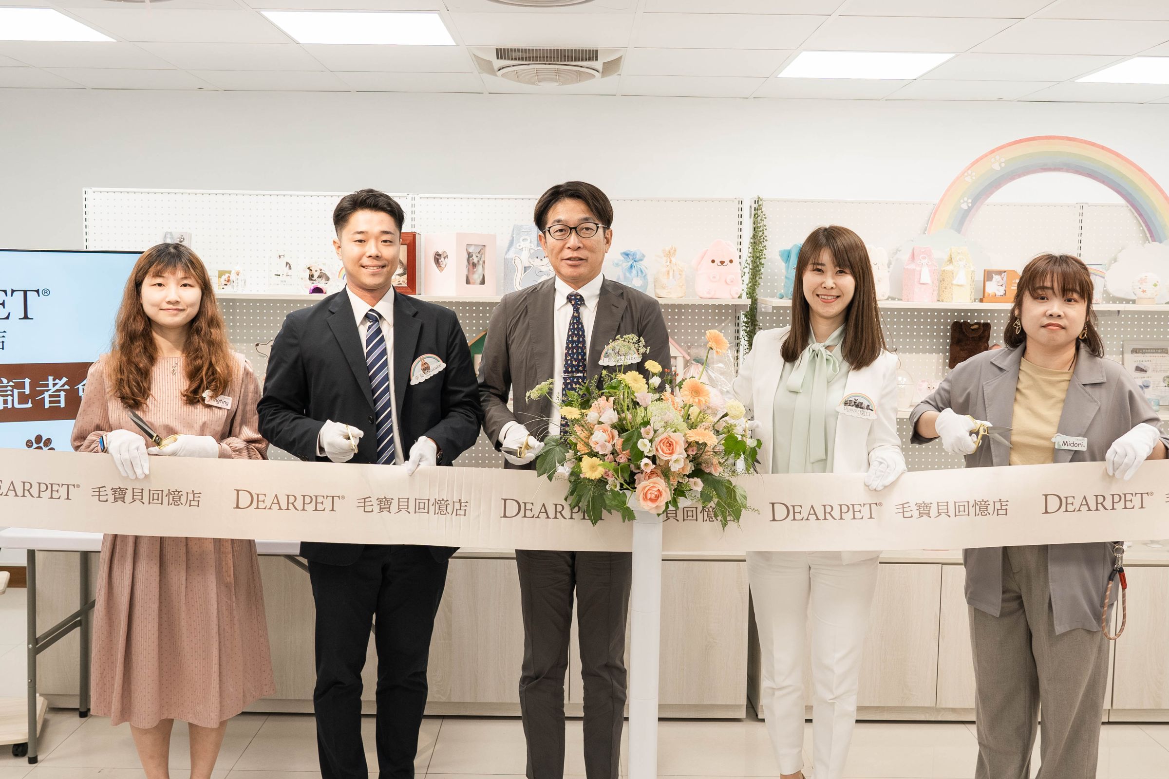 日本第一大寵物祈念用品專賣店「DEARPET毛寶貝回憶店」首次海外拓點進軍台灣，引進「寵物祈念文化」，創始人仁部武士（中）特地來台剪綵。（DEARPET毛寶貝回憶店提供）