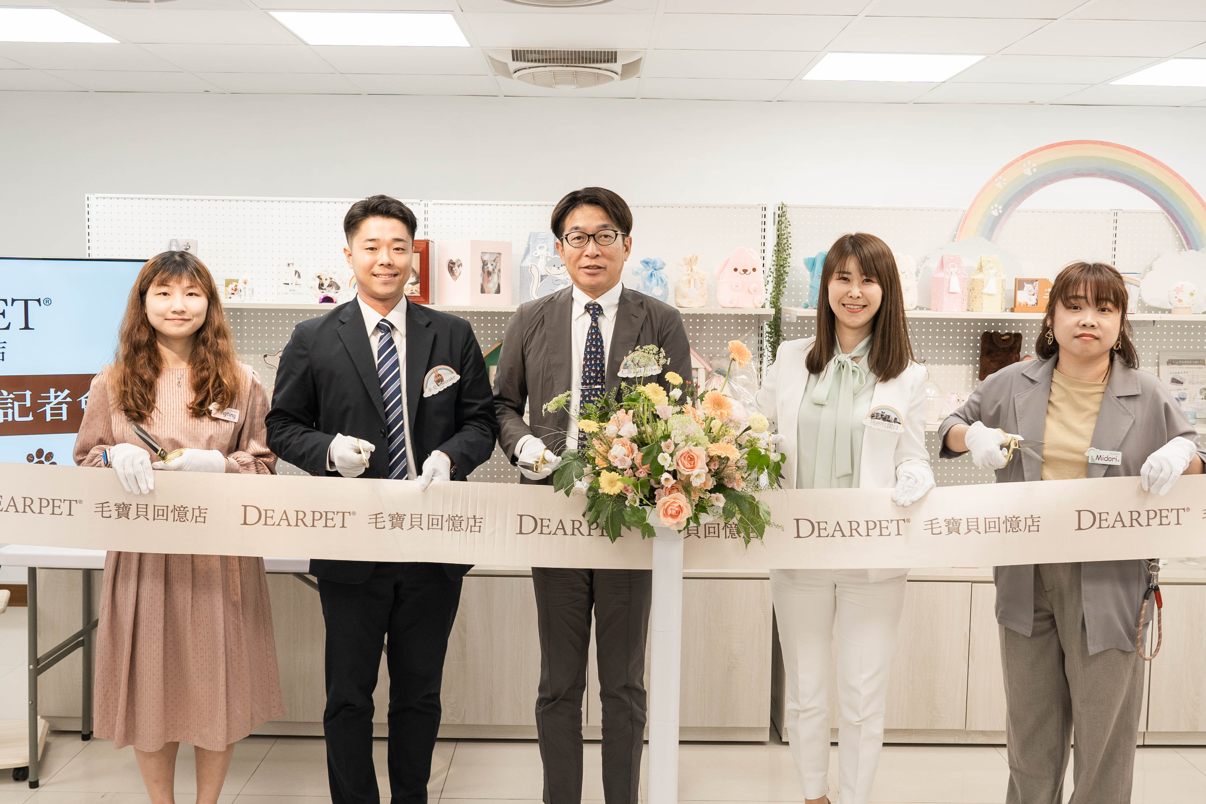日本第一大寵物祈念用品專賣店「DEARPET毛寶貝回憶店」首次海外拓點進軍台灣，引進「寵物祈念文化」，創始人仁部武士（中）特地來台剪綵。（DEARPET毛寶貝回憶店提供）