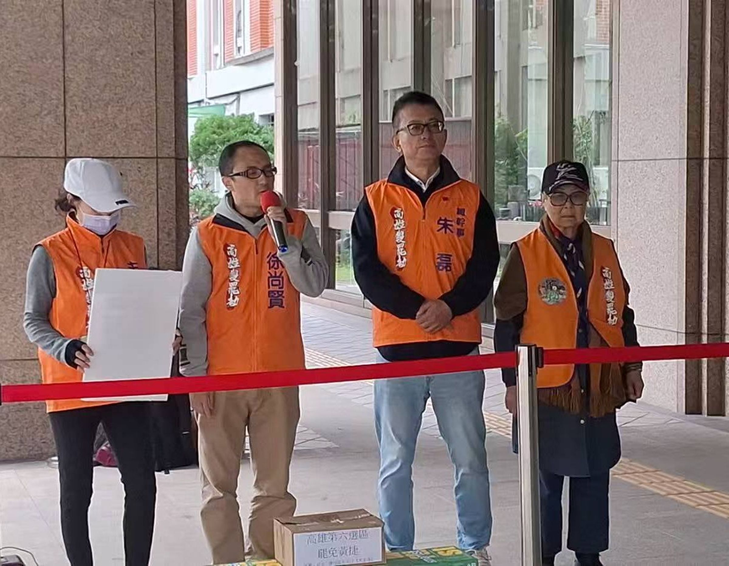 「高雄雙罷劫」負責人徐尚賢(左2起)及罷免許智傑的領銜人朱磊、罷免黃捷的領銜人黃晃枝今遭檢調約談。(翻攝自高雄罷雙劫臉書)