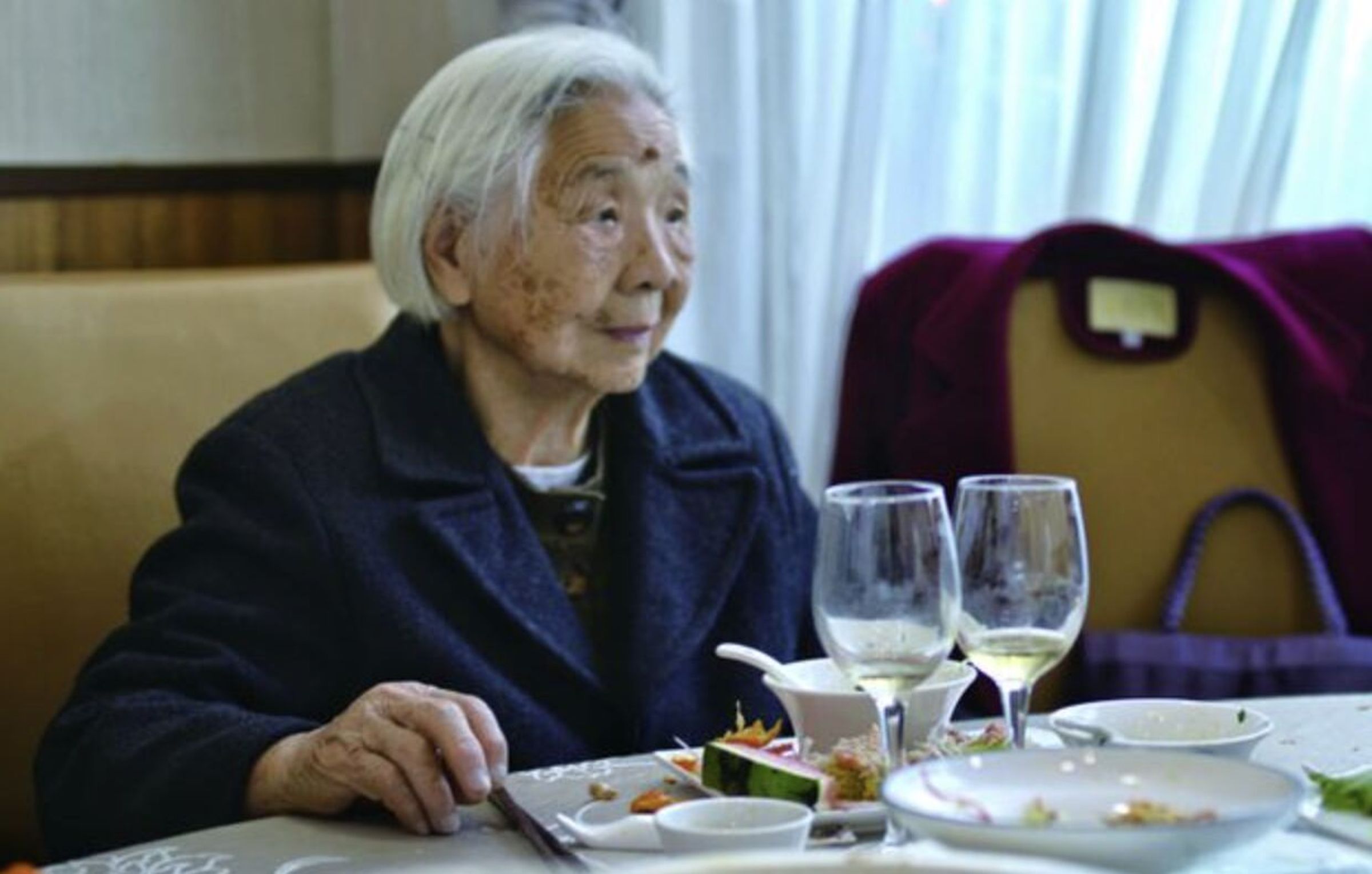 浙江溫州101歲人瑞姜月琴作息與年輕人相近,卻依舊精神矍鑠,生活態度引發關注。(翻攝自揚子晚報)