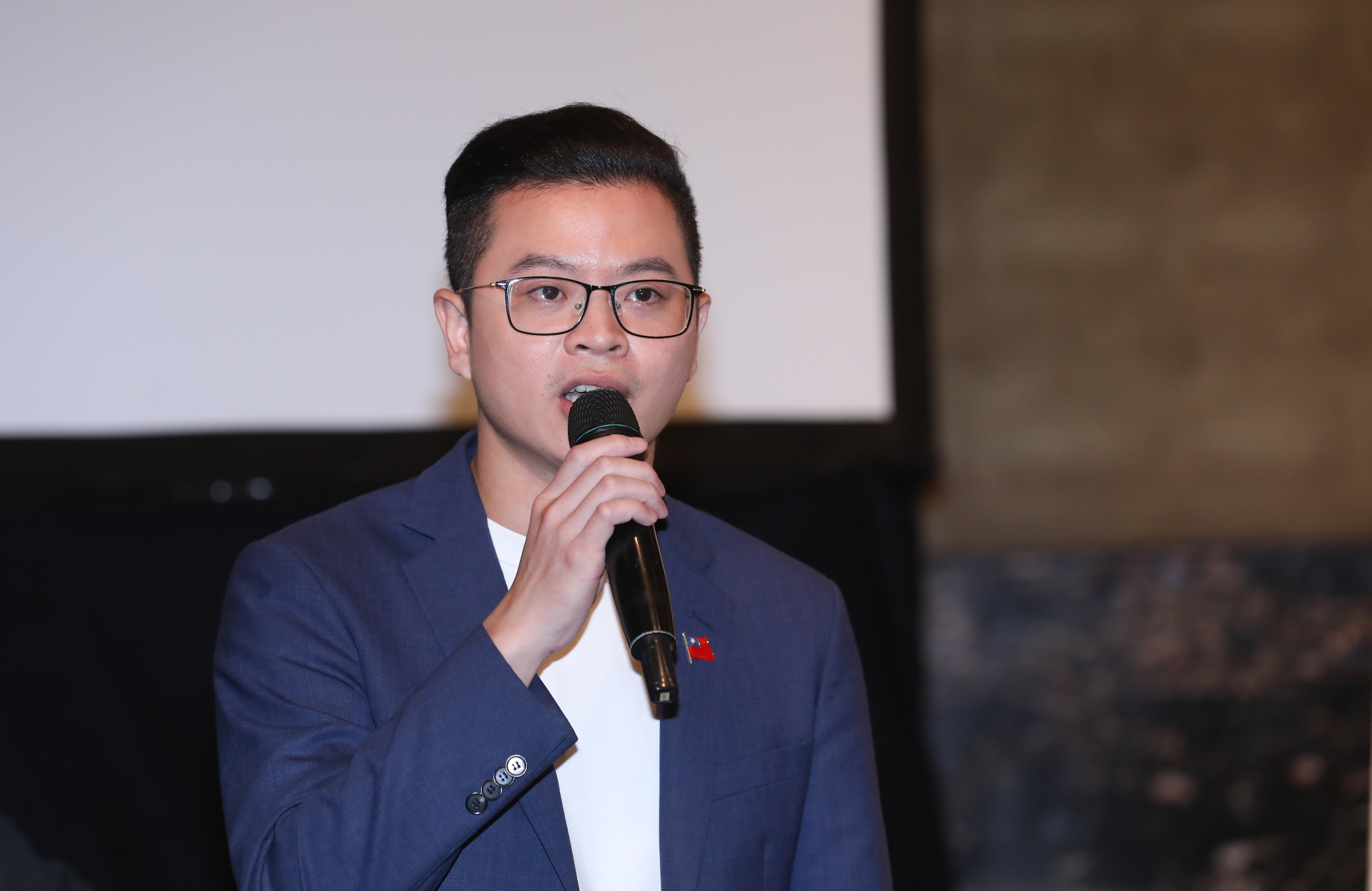 曾被封「戰狼大哥哥」的凌濤常在螢光幕前砲火十足評論時政，未料遭爆視訊露鳥、傳下體照，還曾對人「肢體越界」。