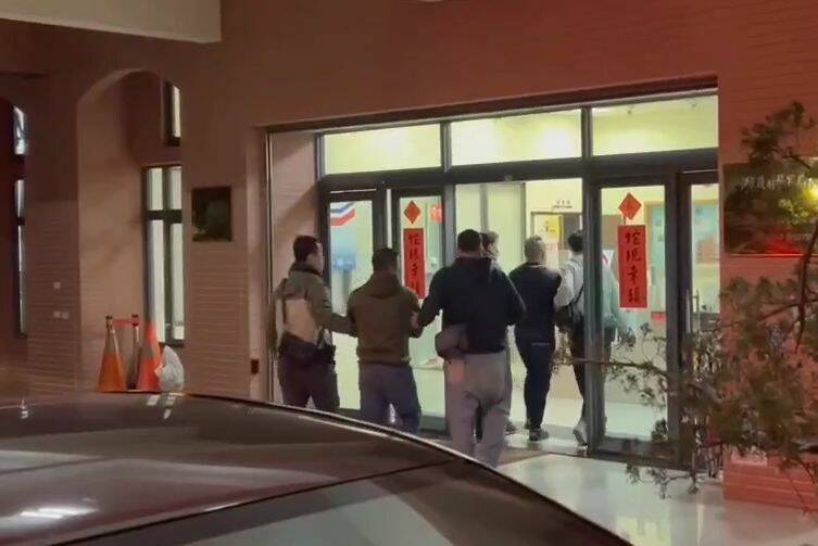 警方當晚在雲林縣褒忠鄉逮捕蔡男以及藏匿他的林男，帶回分局偵辦。（警方提供）