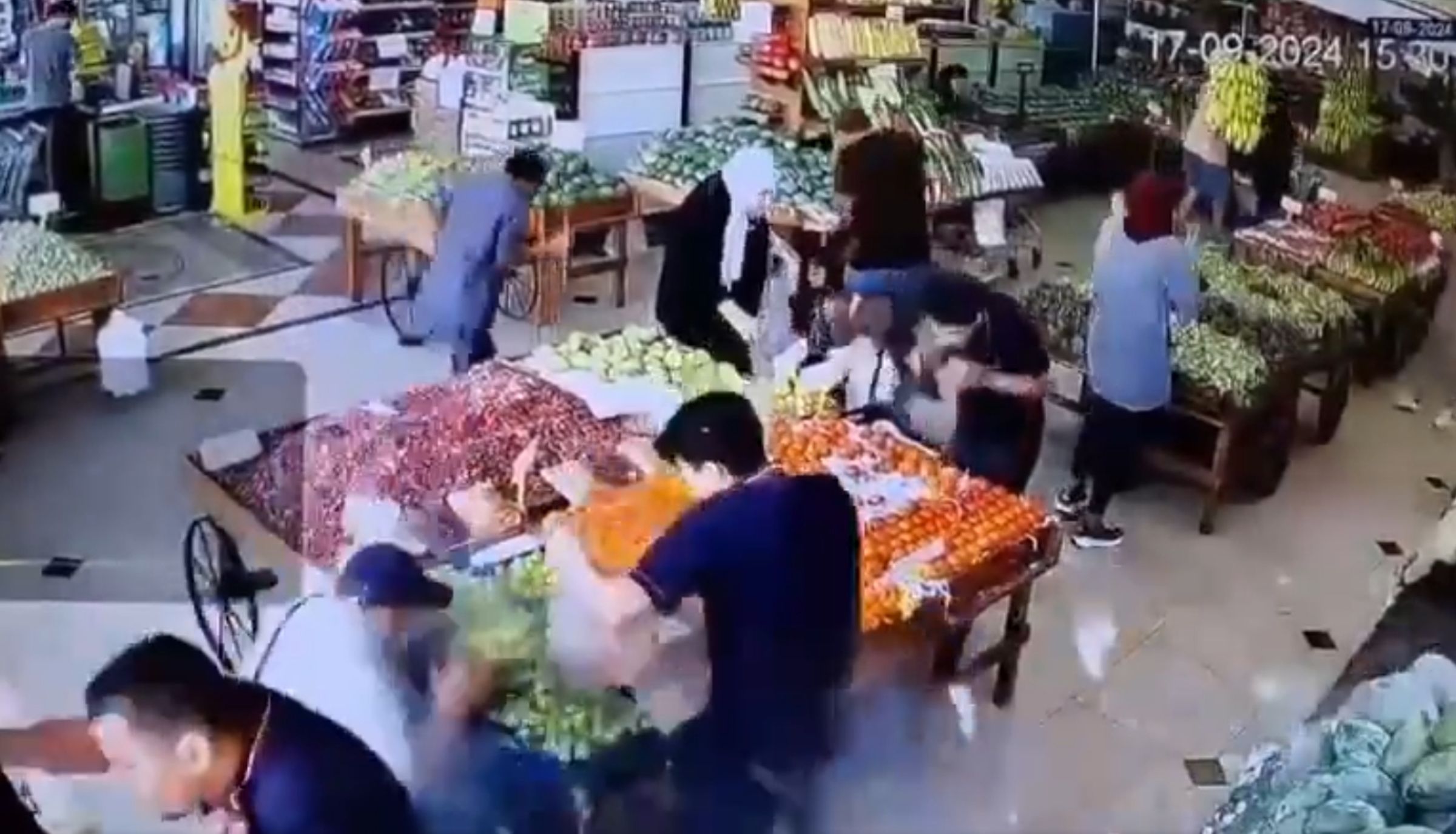 真主黨成員使用的呼叫器同時集體爆炸（畫面左下），造成大規模傷亡。（翻攝自X）