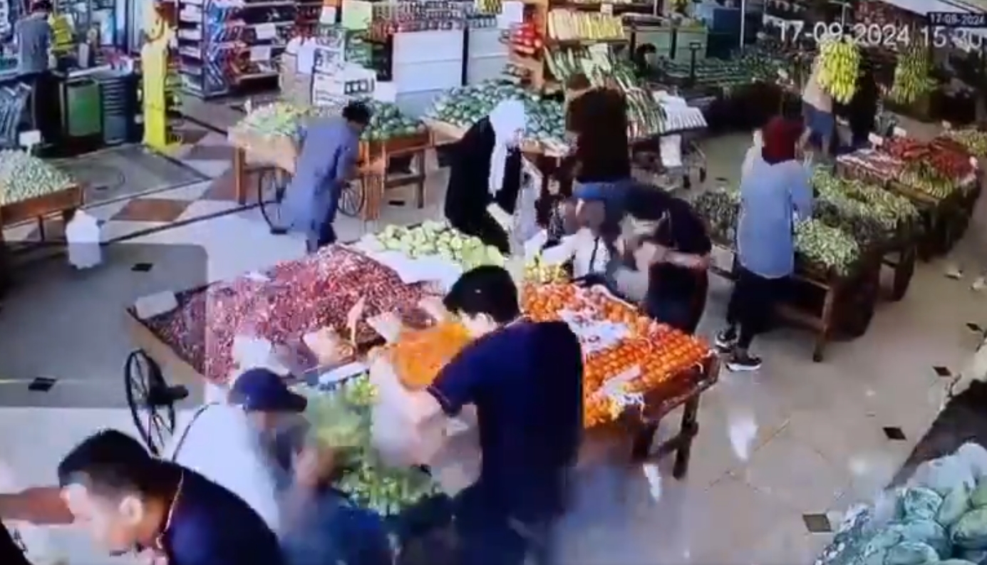 真主黨成員使用的呼叫器同時集體爆炸（畫面左下），造成大規模傷亡。（翻攝自X）