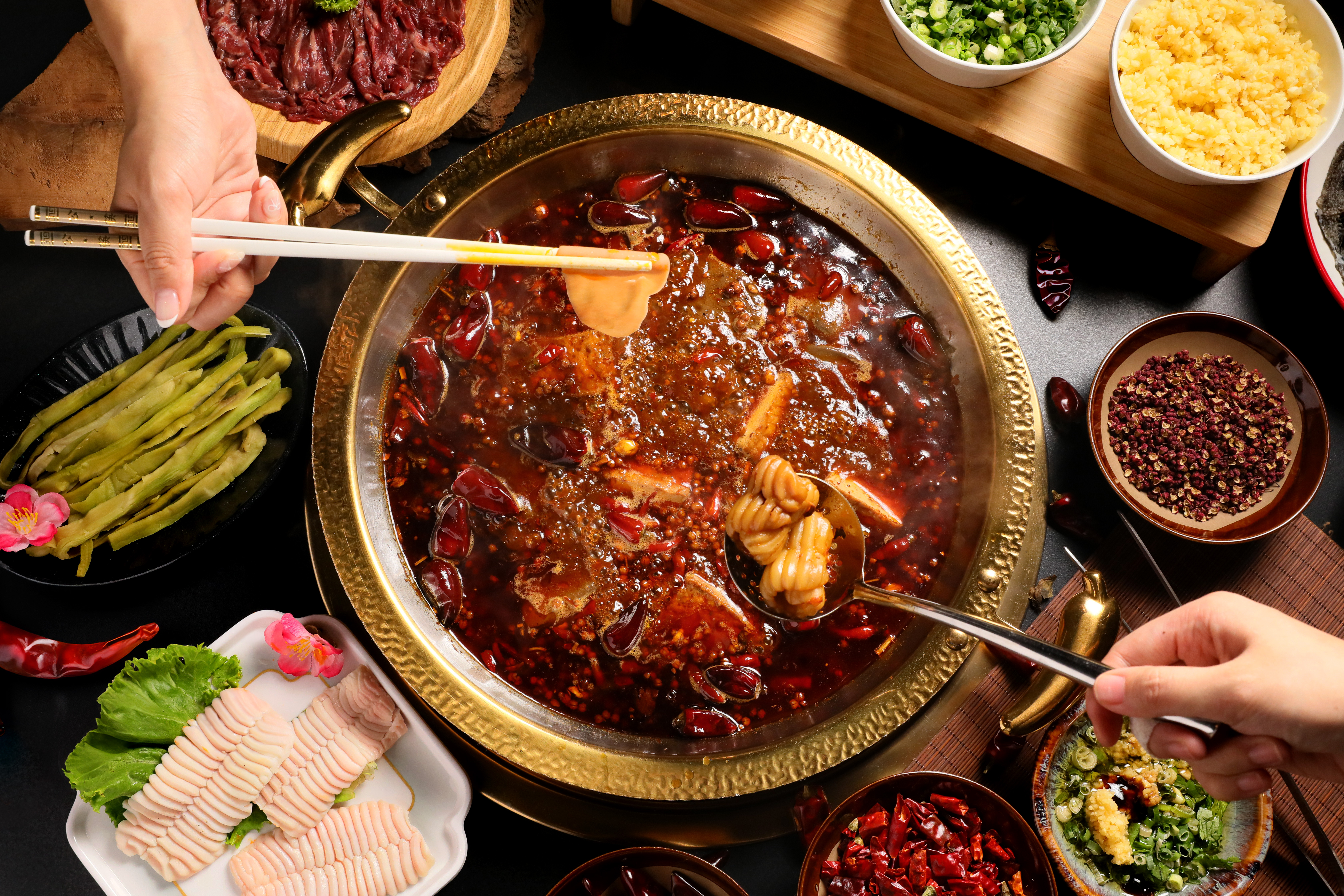 「小成都麻辣火鍋」標榜正宗成都火鍋，湯底使用大紅袍、燈籠椒、青花椒、糍粑辣椒、五香等多種中藥材炒製。