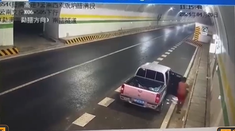 裸男走下車。（翻自《黑料網》）