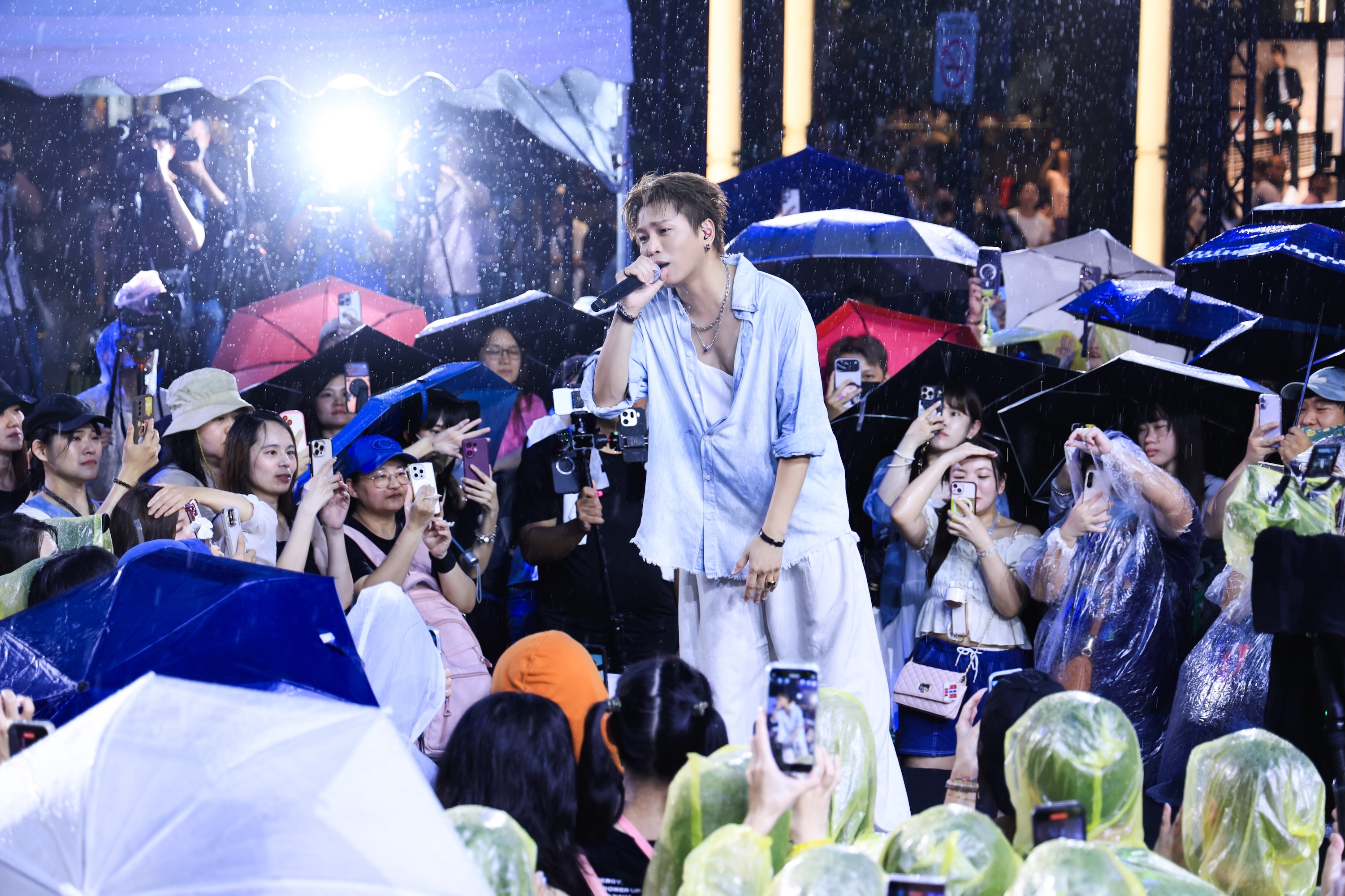 蕭景鴻簽唱會遇暴雨不喊卡!放下雨傘握遍歌迷雙手 FEniX驚喜現身送生日祝福