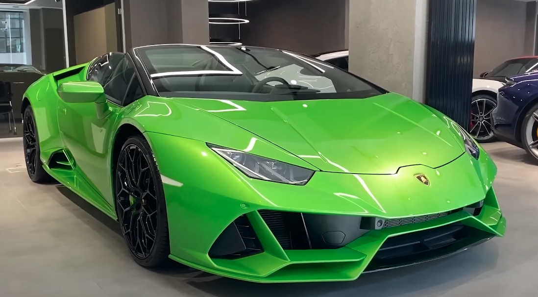 1名英國網紅兼越野賽車手麥肯分享，他歷經8年，終於找回被偷走的綠色藍寶堅尼。（翻攝自Mark McCann YT）