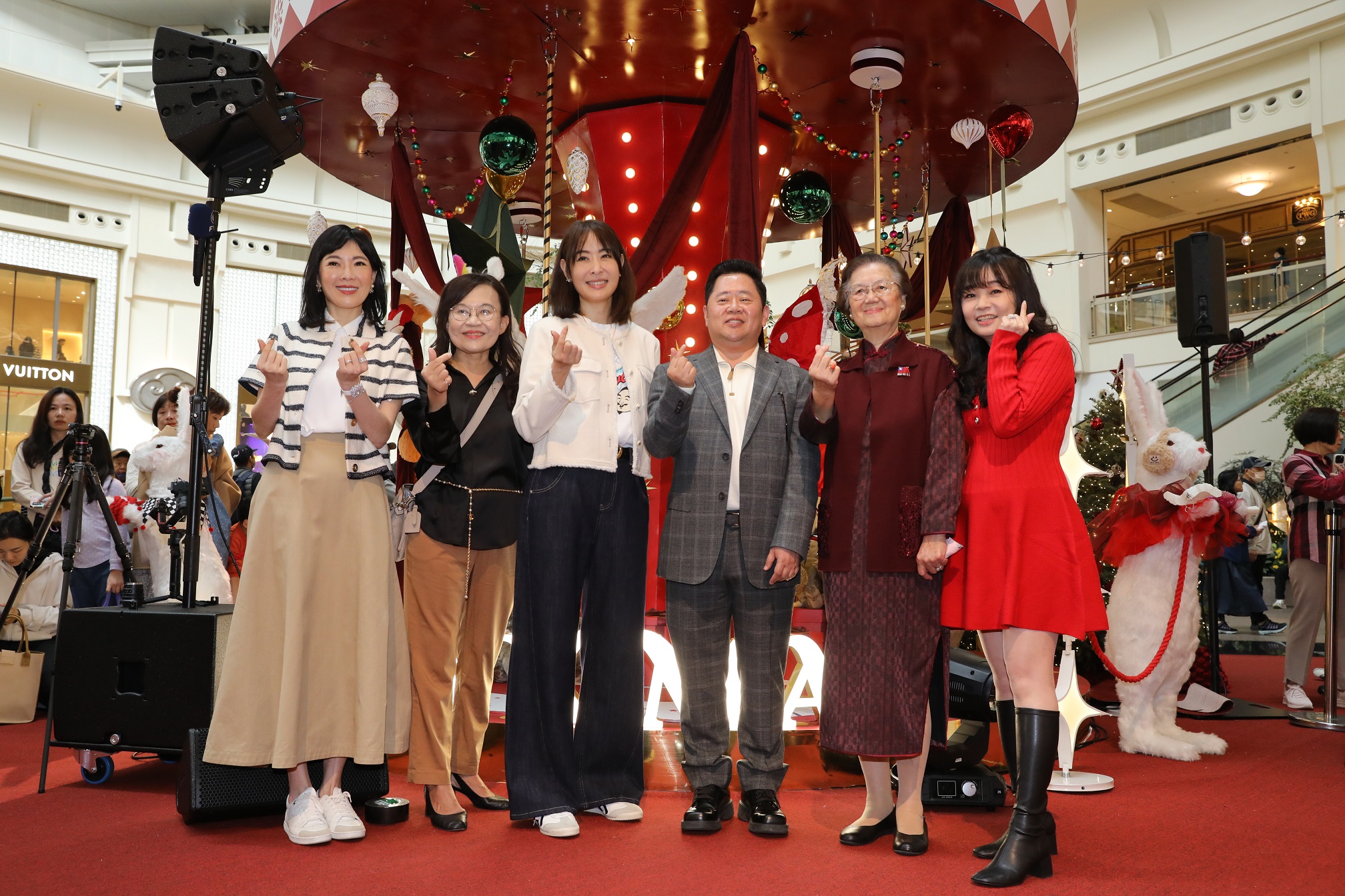 台北101舉辦的夢想舞台耶誕音樂會，董事長賈永婕（左3）邀請不少慈善團體共襄盛舉，其中最大的捐贈者為石原慈善基金會創辦人石原智博（右3）。