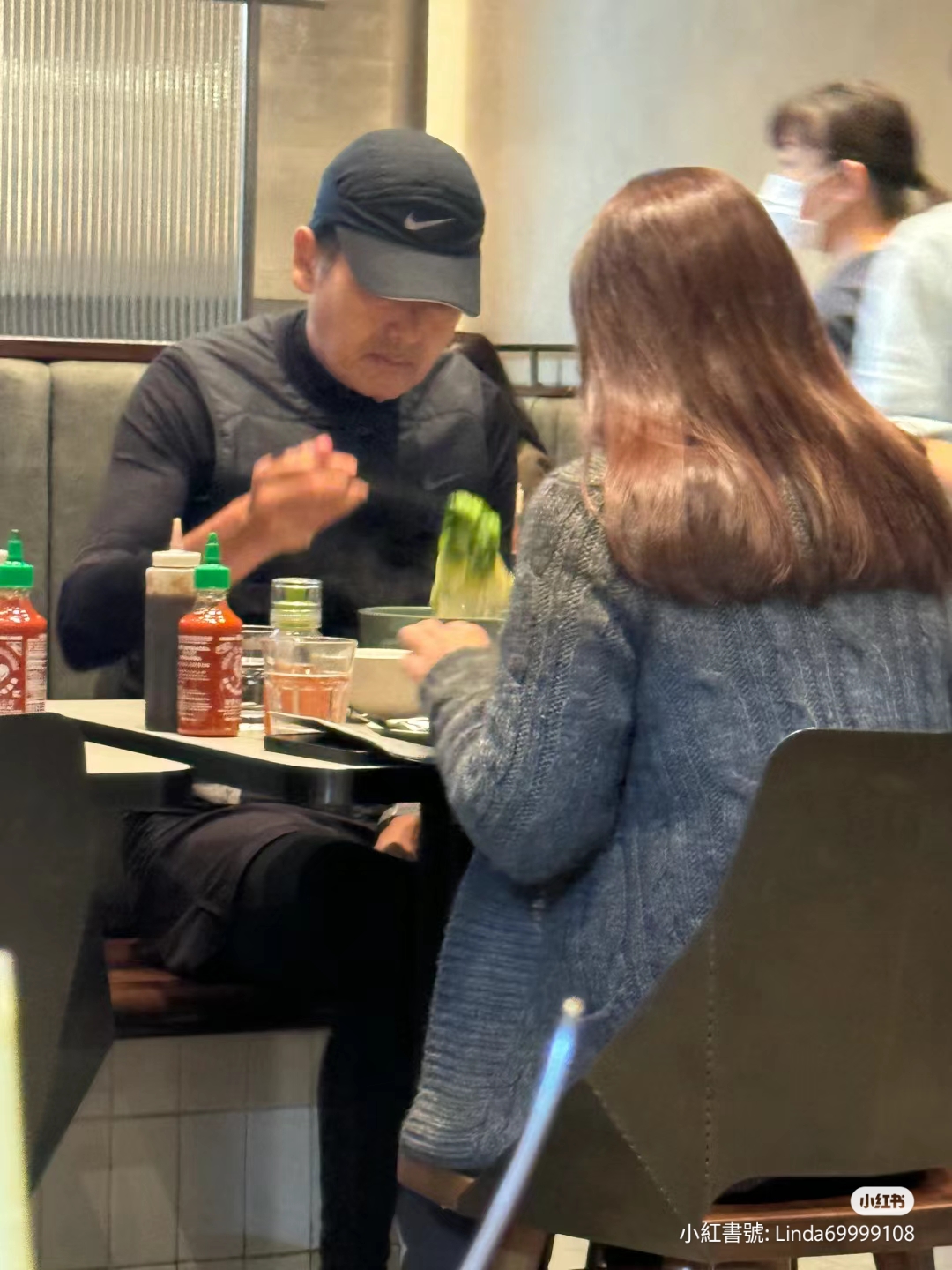 當時周潤發與一位年輕女子一起用餐,網友好奇對方究竟是誰。(翻攝自小紅書)