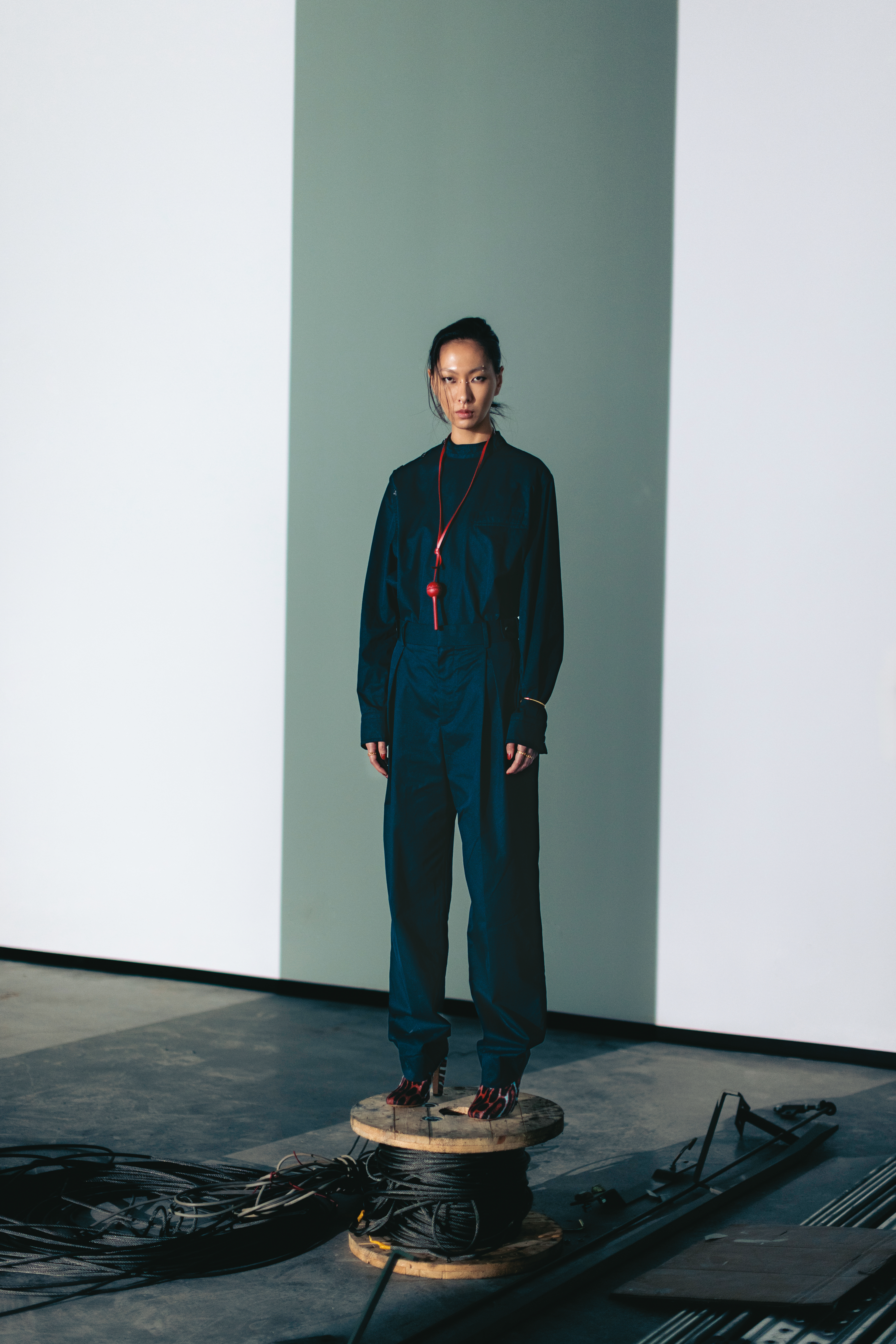 翻領棉質上衣 NT$43,700 by BOTTEGA VENETA／休閒長褲 NT$32,000 by BOTTEGA VENETA／Canalazzo動物紋高跟鞋 NT$58,400 by BOTTEGA VENETA／棒棒糖頸飾 NT$22,500 by FENDI／Anagram金色手環 NT$33,000 by LOEWE／CD Navy 金色戒指NT$13,500 by Dior／Dio(r)evolution 金屬水晶戒指 NT$15,000 by Dior／Petit CD 白色珍珠與琥珀色水晶戒指 NT$14,500 by Dior