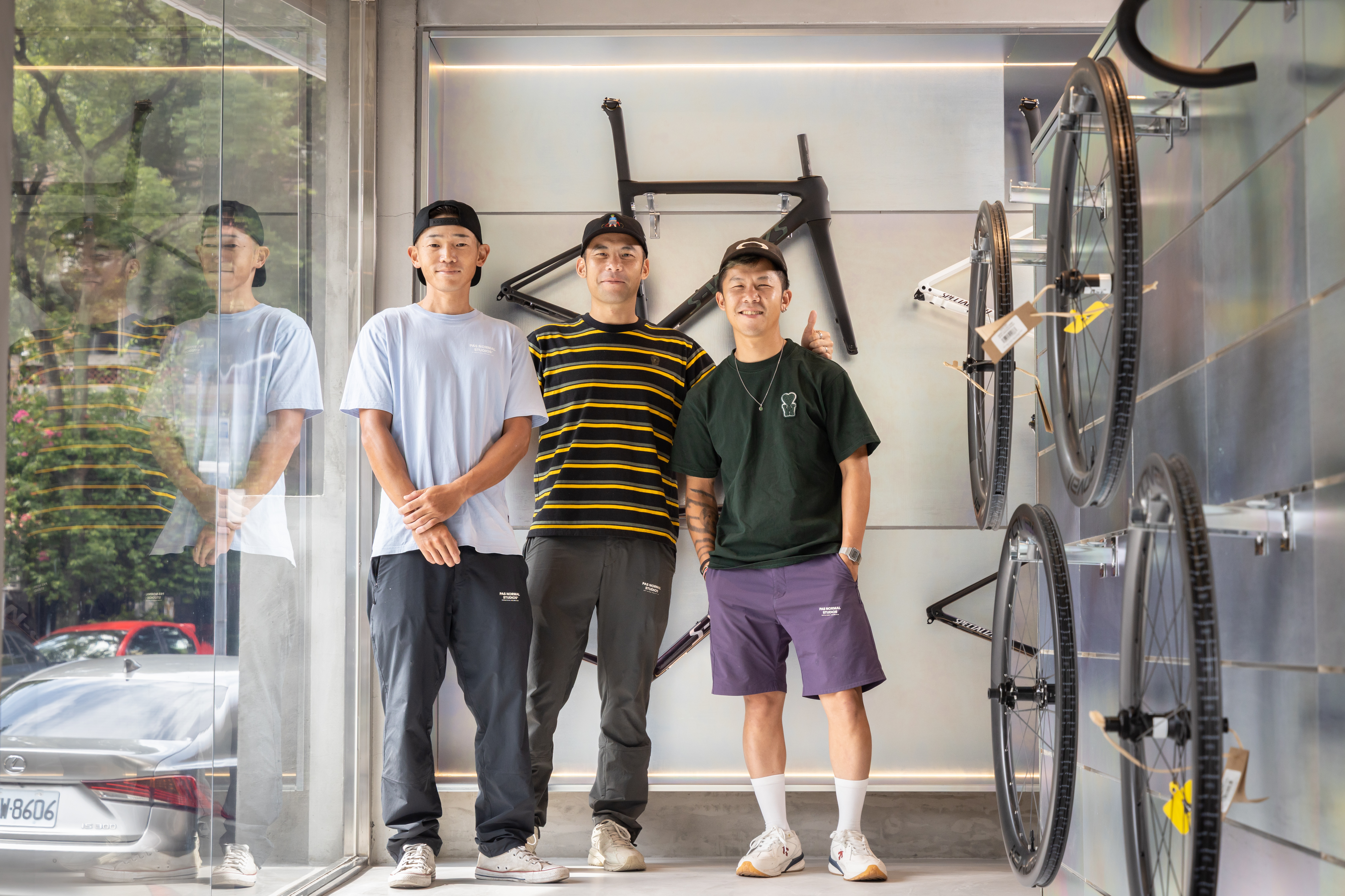 熱愛單車的（右起）修敏豪（Terry）、修敏燁（Simon）與左承暐（阿毛）一起打造心目中的單車咖啡館。