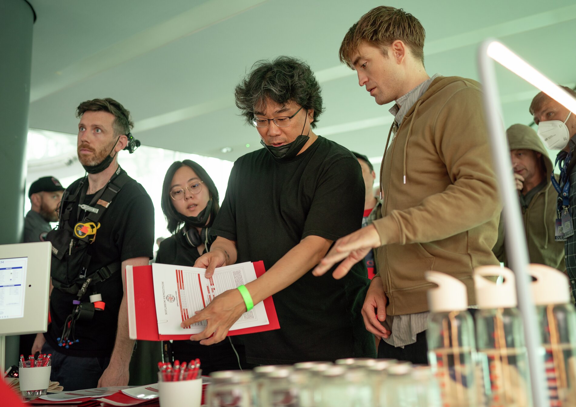 Sharon Choi（左2）是奉俊昊（左3）新片《米奇17號》的劇本翻譯及整部作品的口譯。（華納兄弟電影提供）