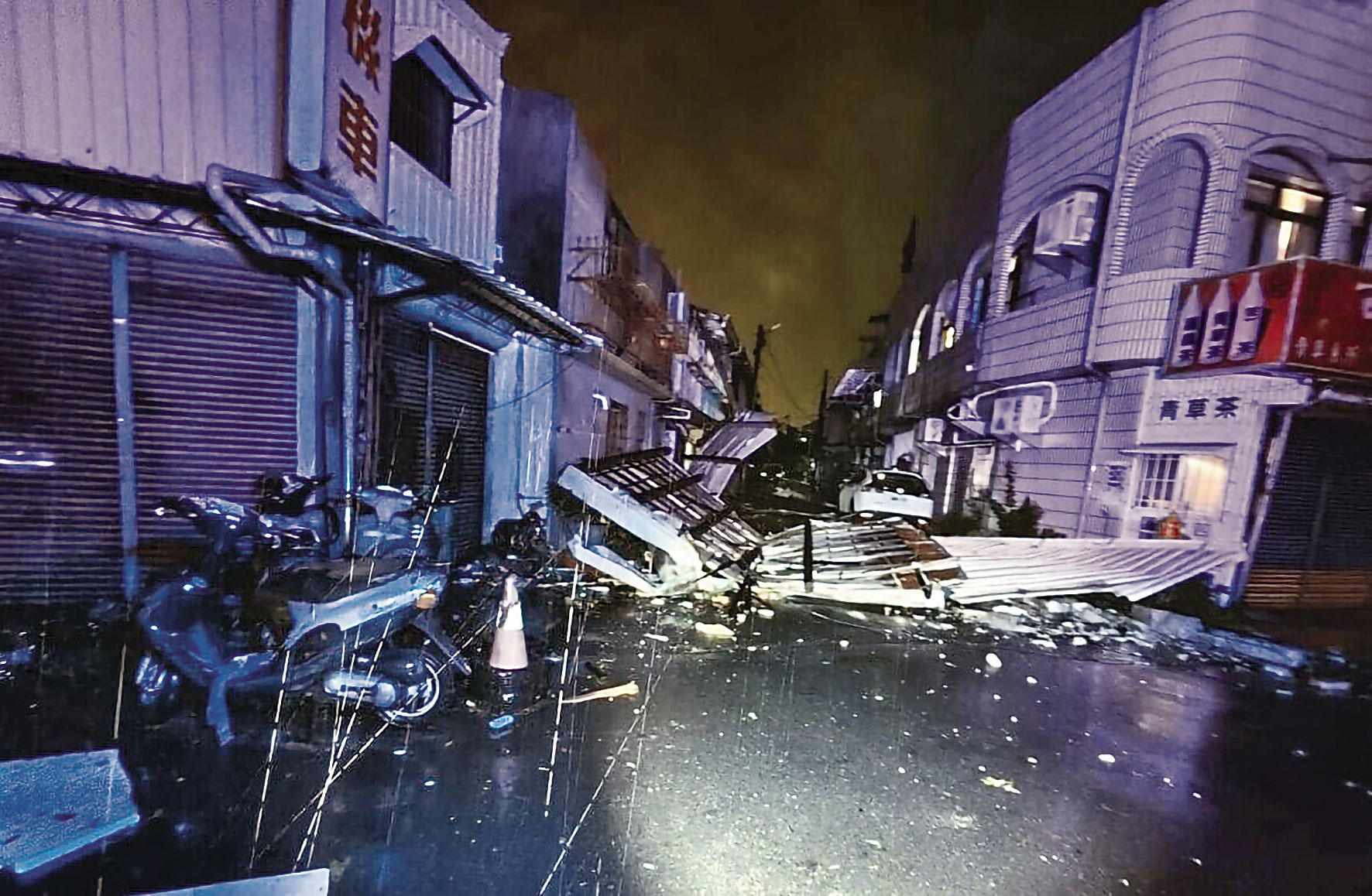 丹娜絲颱風襲台整夜，嘉義民宅鐵皮遭強風吹落。（嘉義市消防局提供）