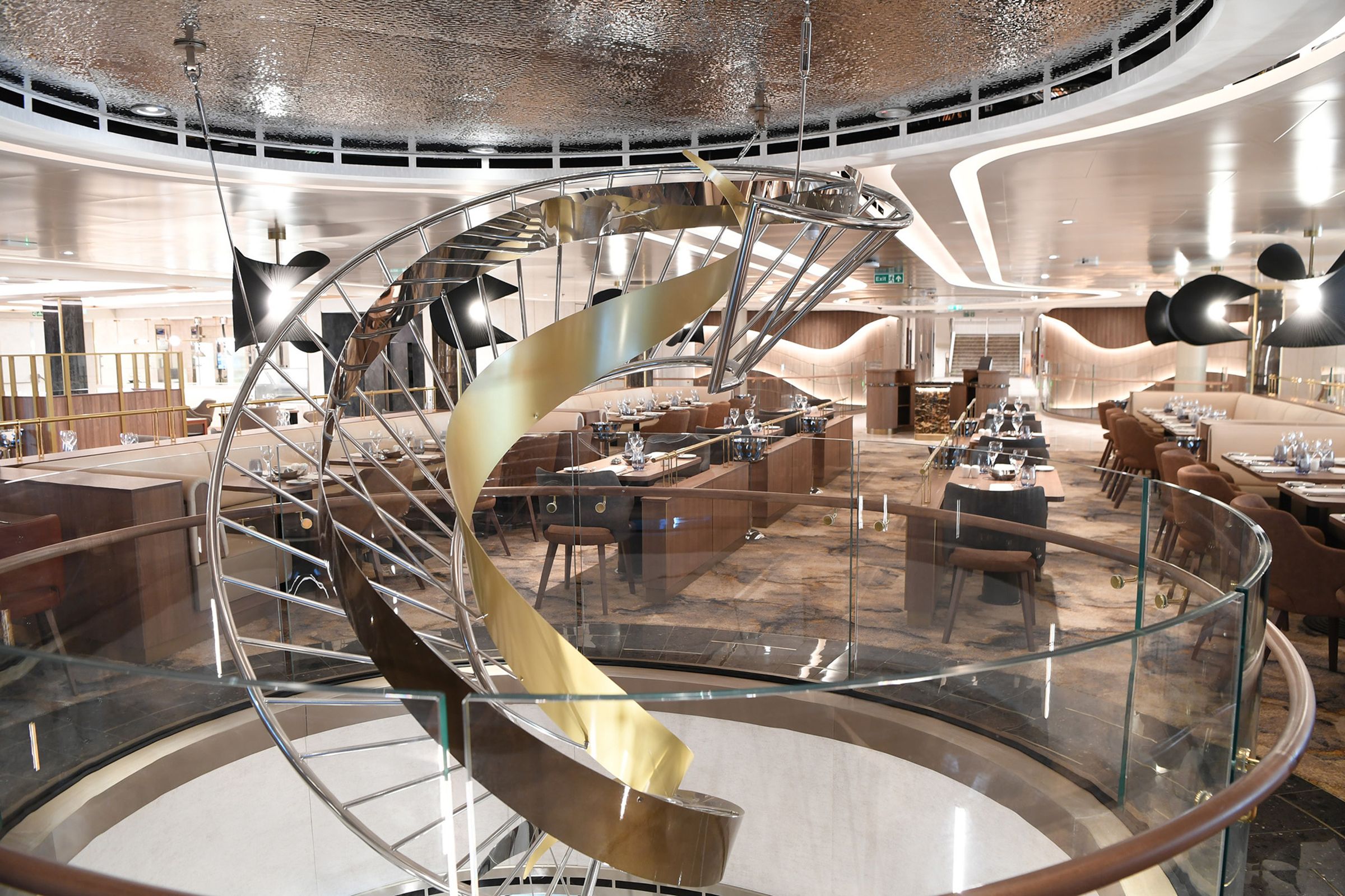 三層樓高的「地平線餐廳(Horizons Dining Room)」,擁有無邊際的船尾景色。(公主遊輪提供)