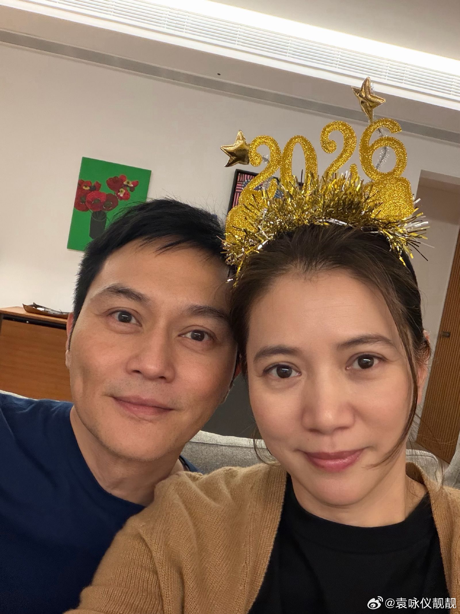 張智霖與袁詠儀在賭城註冊結婚至今已25年，老夫老妻但仍恩愛。（張智霖微博）