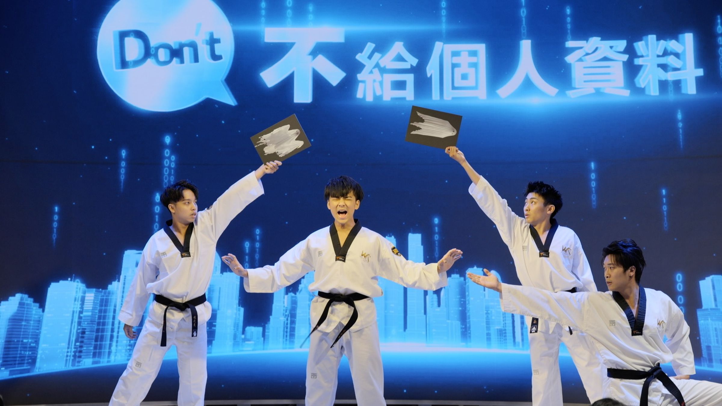 由品勢跆拳道學員帶來精彩的表演,提醒民眾小心大師、專家,其實是偽裝面具的詐騙鬼!