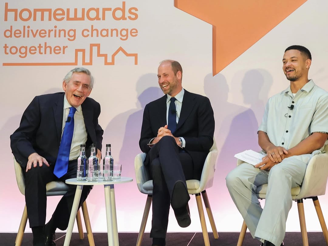 威廉王子（中）與前英國首相布朗（左）及「Homewards」倡議者巴特利特（右）舉行座談會。（翻攝princeandprincessofwales IG）