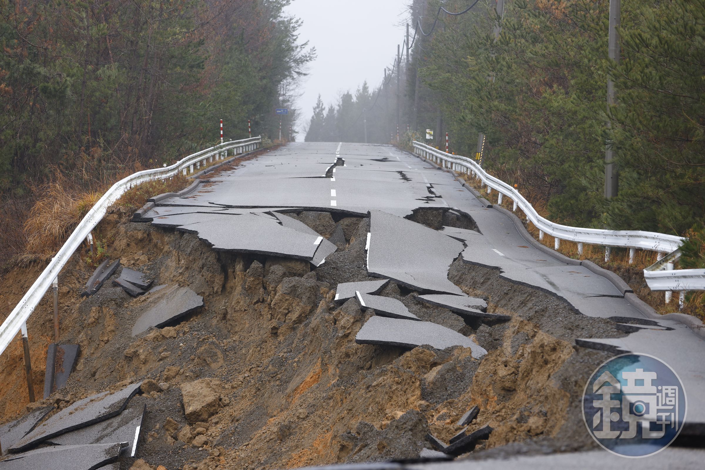 石川縣志賀町往輪島道路嚴重斷裂。