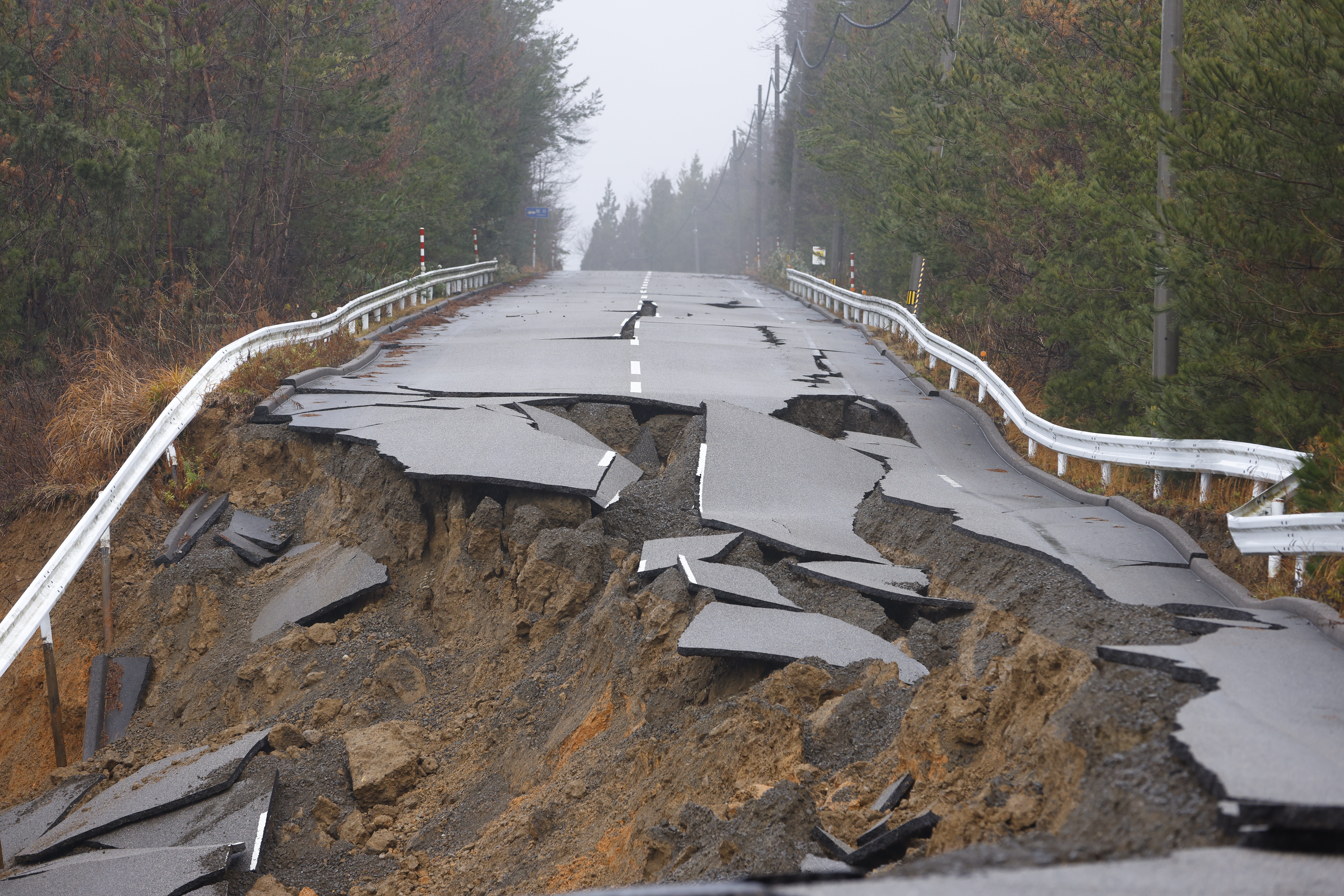 石川縣志賀町往輪島道路嚴重斷裂。