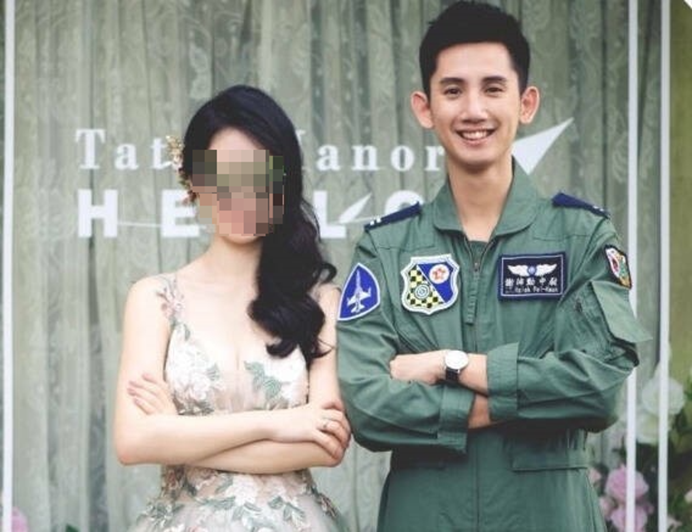 上尉飛官謝沛勳(右)昨晚例行訓練時意外失事,所幸獲救無大礙。(翻攝自臉書)