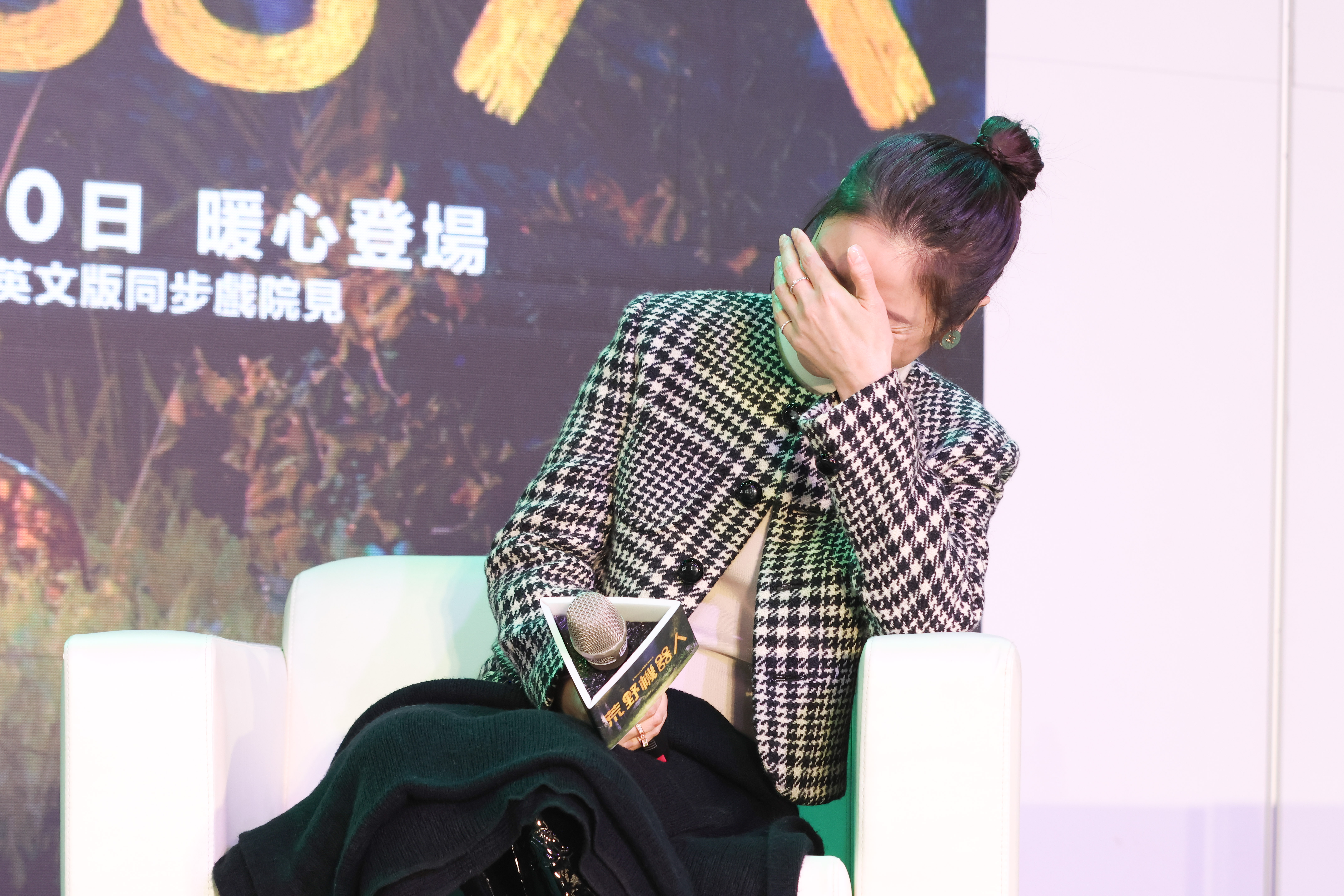 林心如不小心對主持人講出「祝福你早日找到孩子的媽」，發現根本亂講一通，當場笑倒。