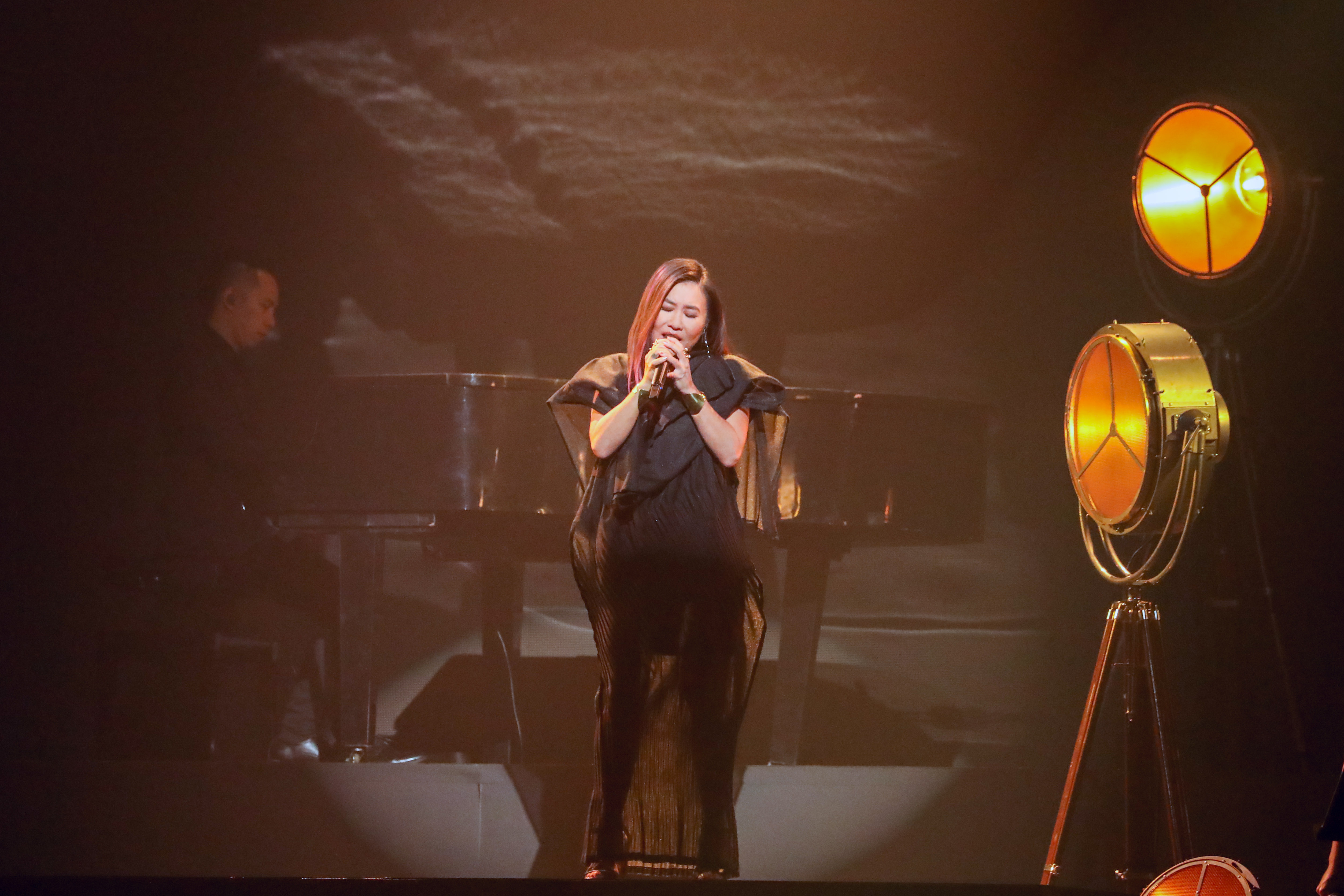 好久不見順子現身金曲獎頒獎禮，演唱〈回家〉。（台視提供）