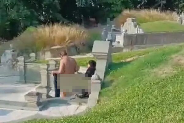 馬來西亞一對男女疑似有性怪癖，不只一次在光天白日下於墓園上演活春宮。（翻攝自臉書）
