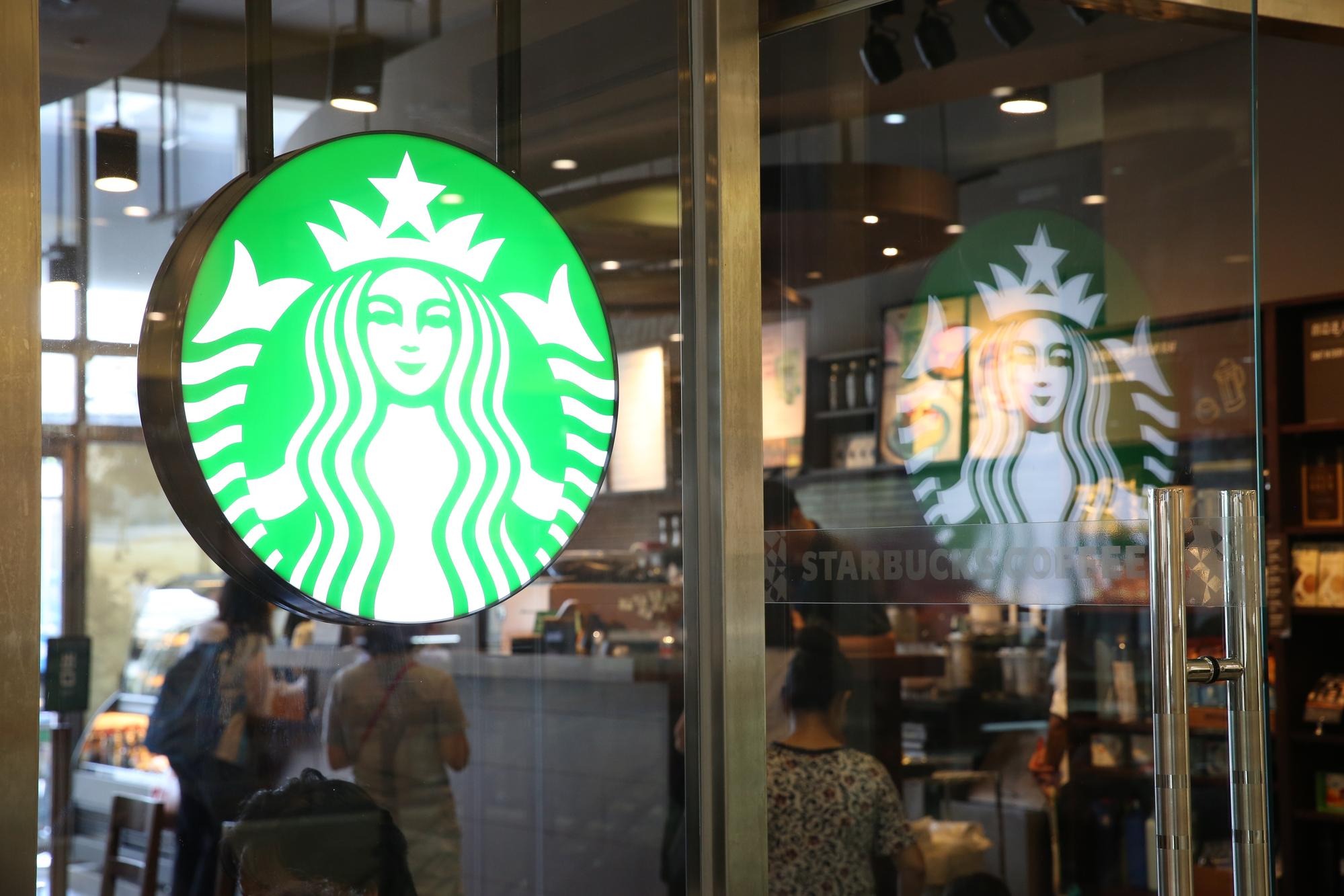 越來越多人到星巴克讀書，卻引發「佔位亂象」。（示意圖，本刊資料照）