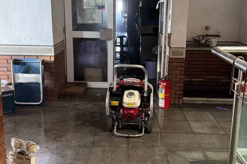 成大化工系館實驗室下午發生火警，造成2名學生燒燙傷，詳細起火原因仍待調查。（翻攝畫面）