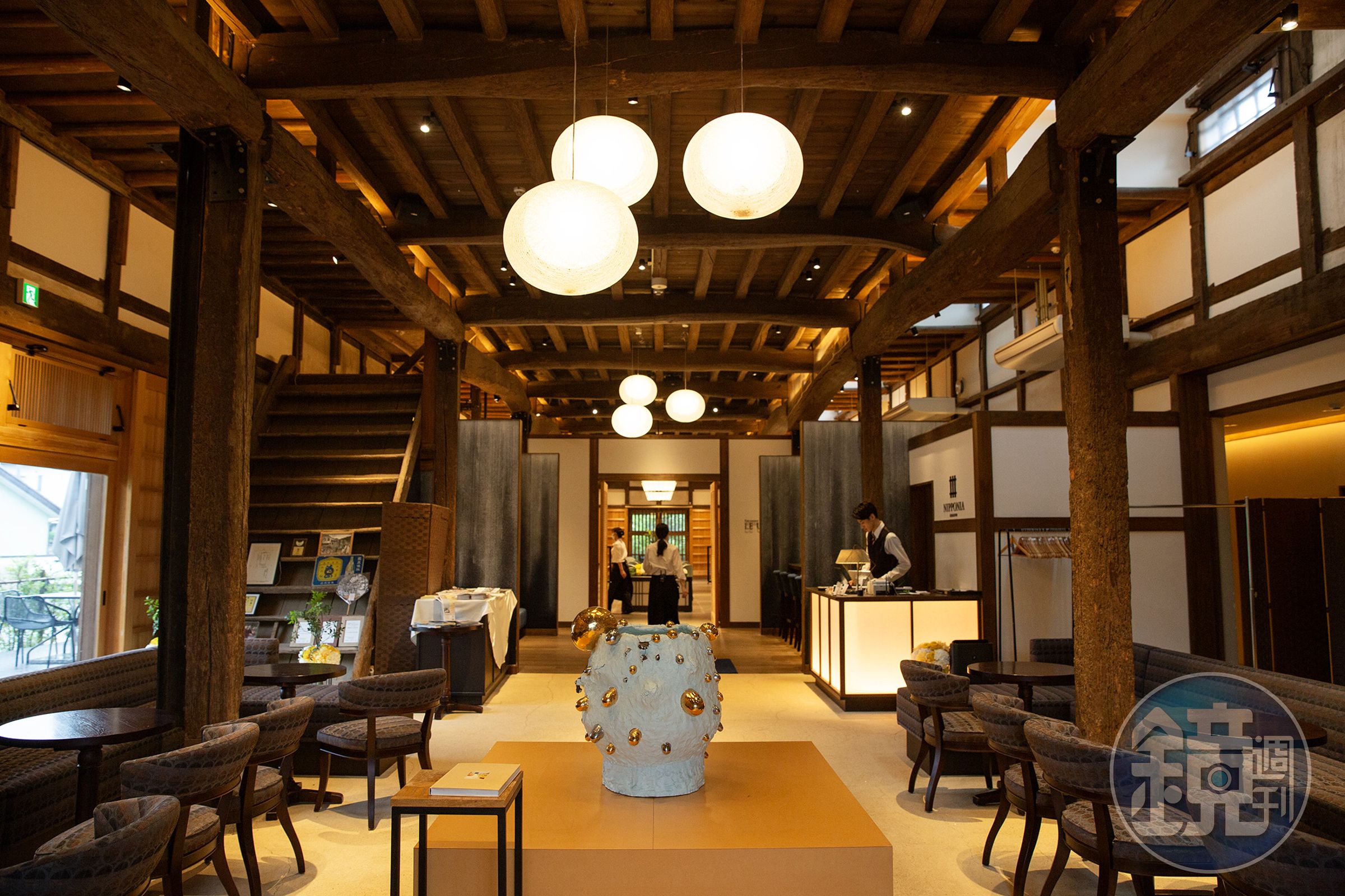 NIPPONIA的接待大廳與主餐廳「 KAGURA 」設在超過3百年的酒造倉庫裡。