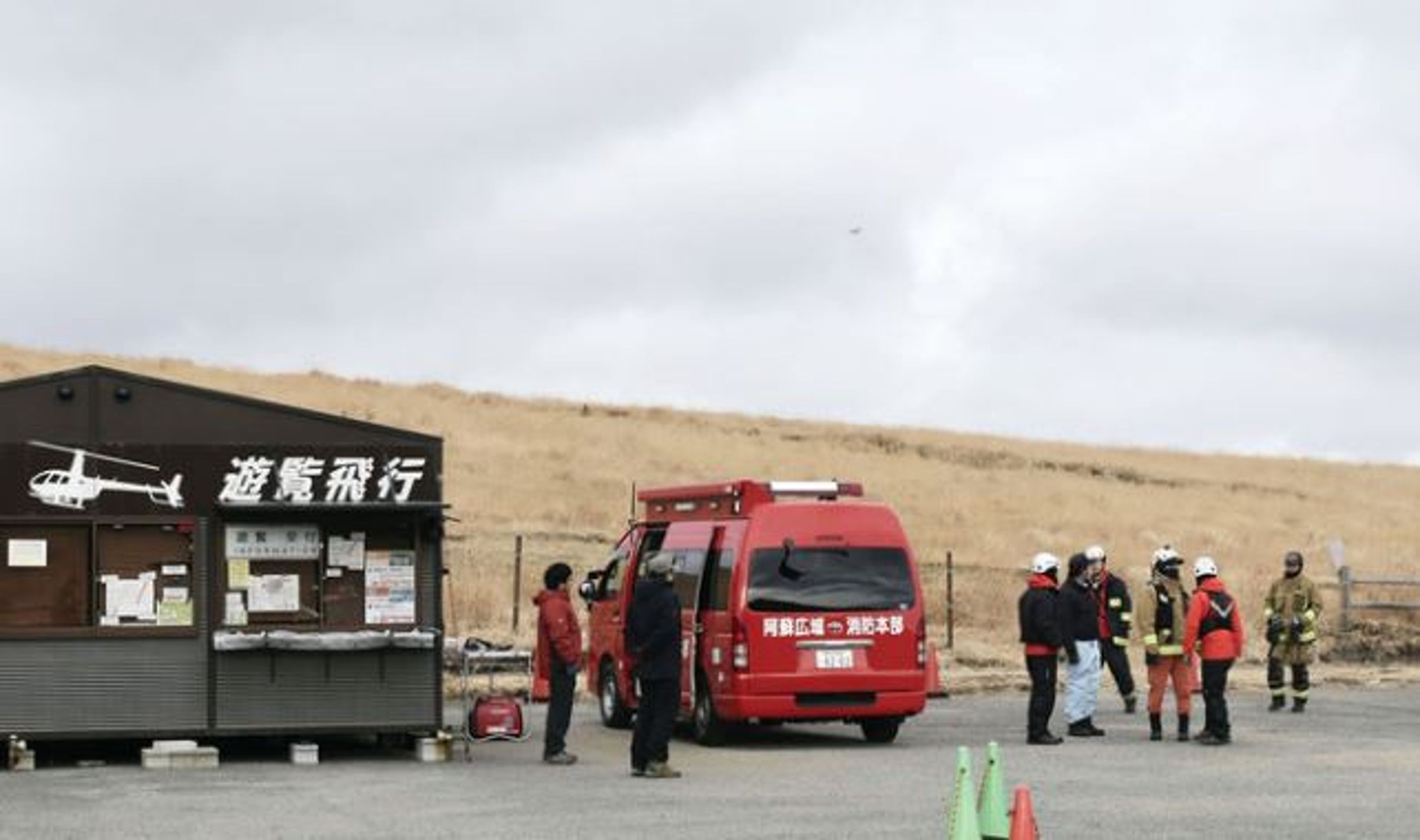 受限於現場火山氣體濃度過高及地勢險惡，搜救行動已於今當地時間下午5時宣告暫停。（翻攝自西日本新聞）
