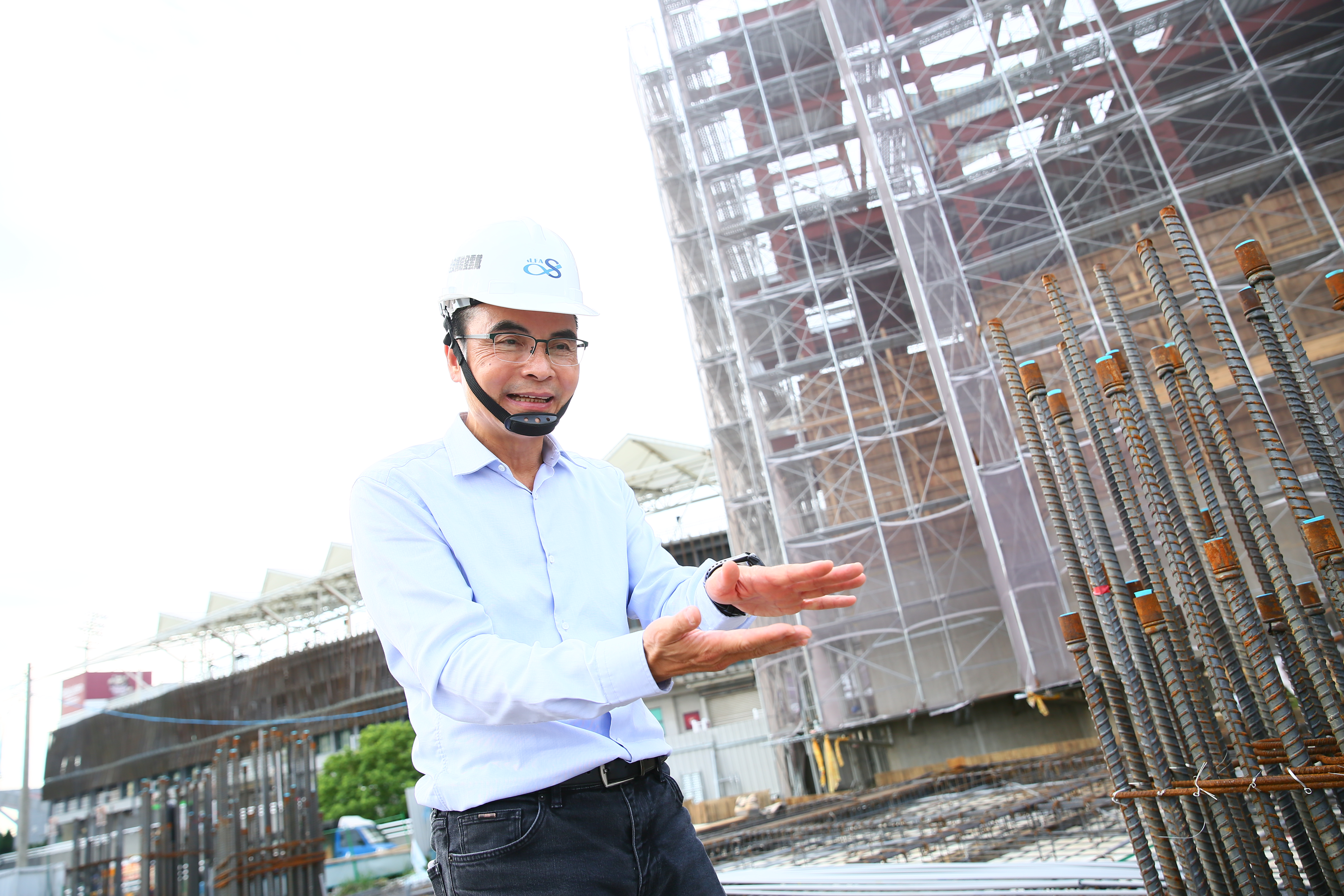 戴雲發親自帶記者到工地看鋼筋怎麼綁，展示自研耐震、一根到底的建築工法。