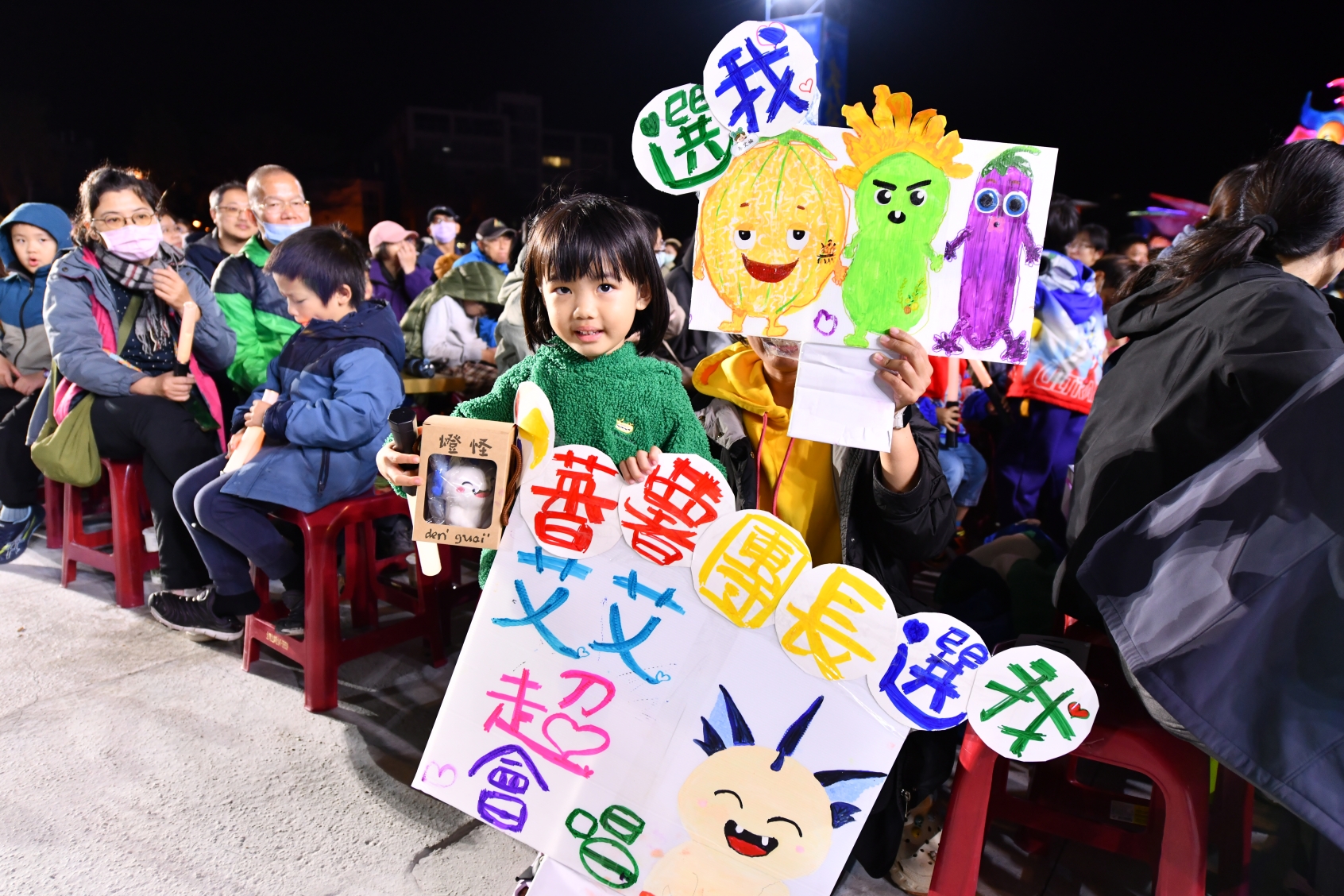燈怪小粉絲自製應援版求互動超可愛。（紙風車劇團提供）