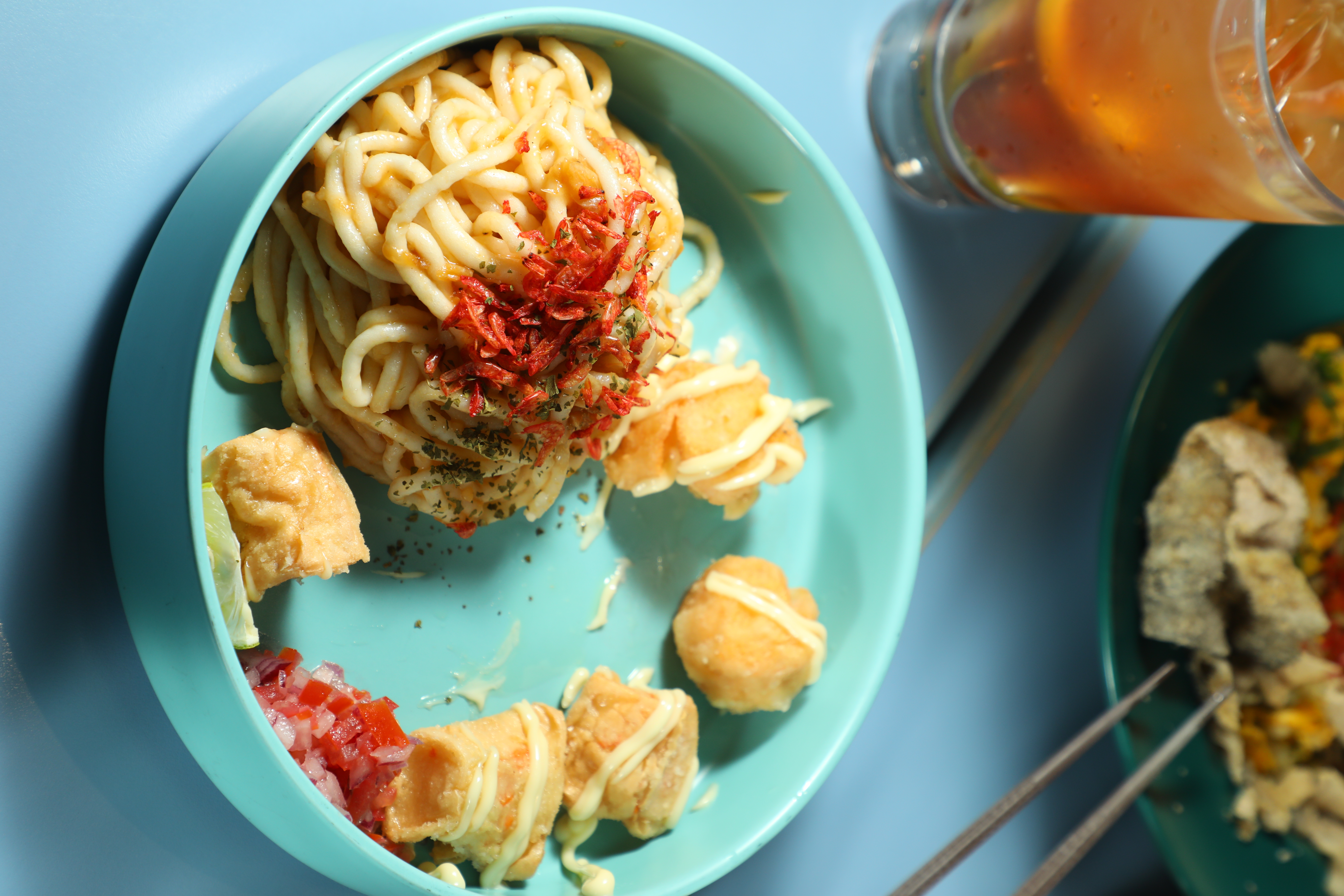 「蝦頭油炸蝦球魚麵撈」的粗麵入口爽滑，蝦球惹味。（港幣72元／份）