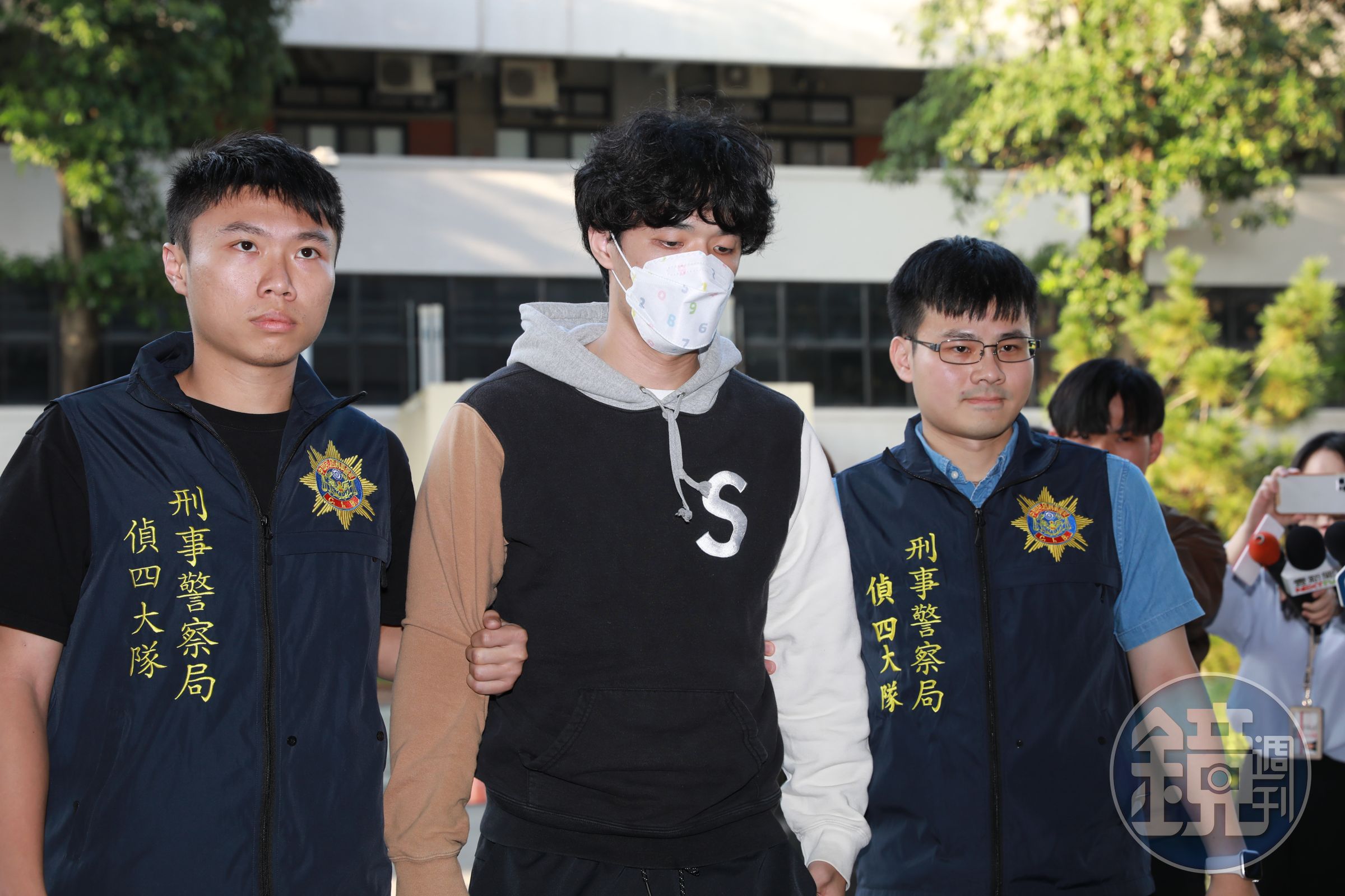 吳季穎由警方陪同進入士林地檢署。