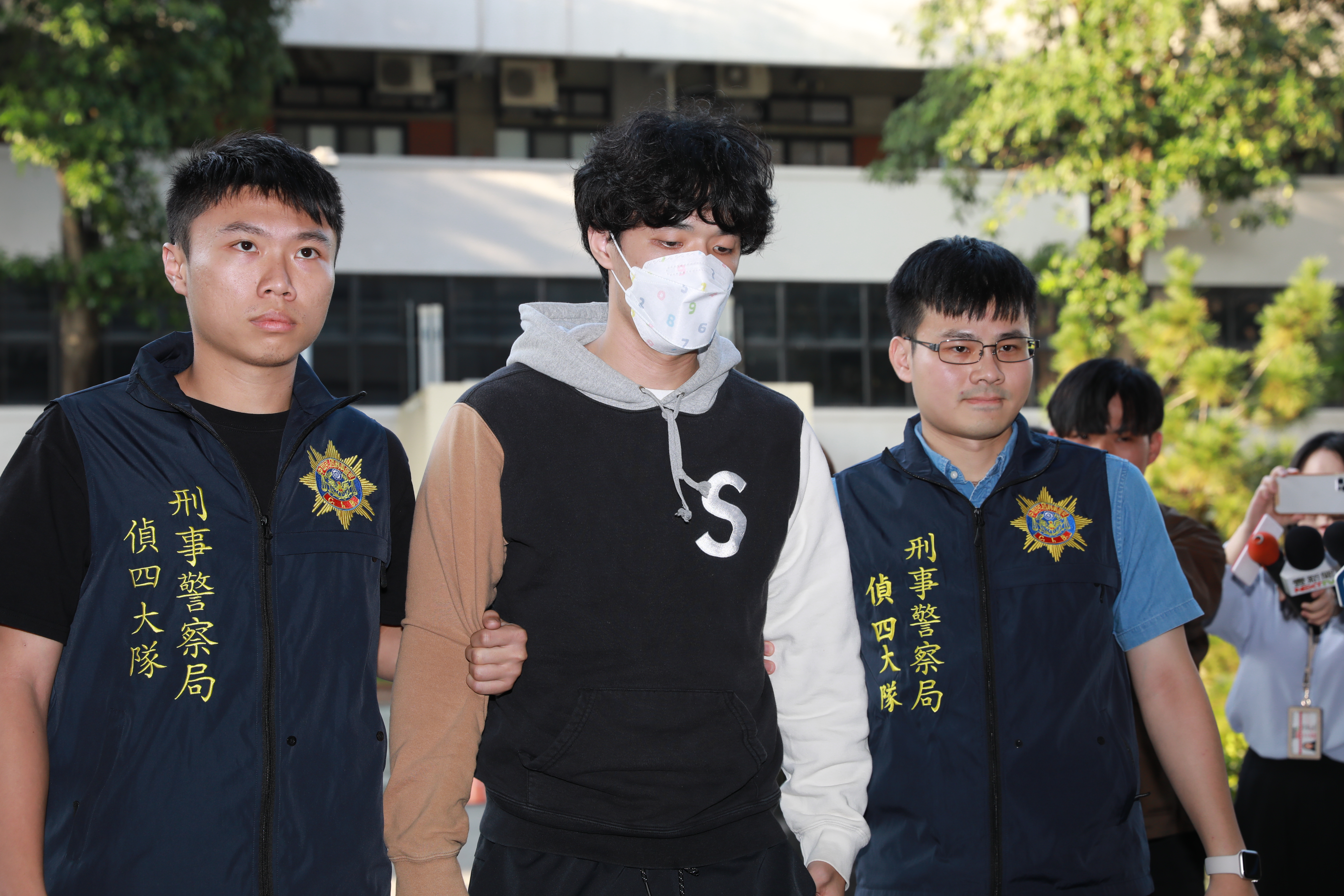 吳季穎由警方陪同進入士林地檢署。
