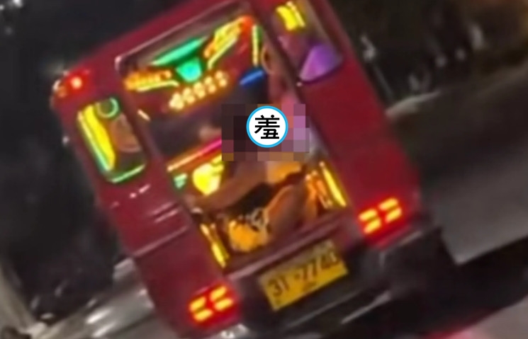 普吉島最近傳出有外國女遊客在嘟嘟車上大膽替男伴口愛。（翻攝臉書粉專「爆料普吉」（แฉยับ ภูเก็ต））