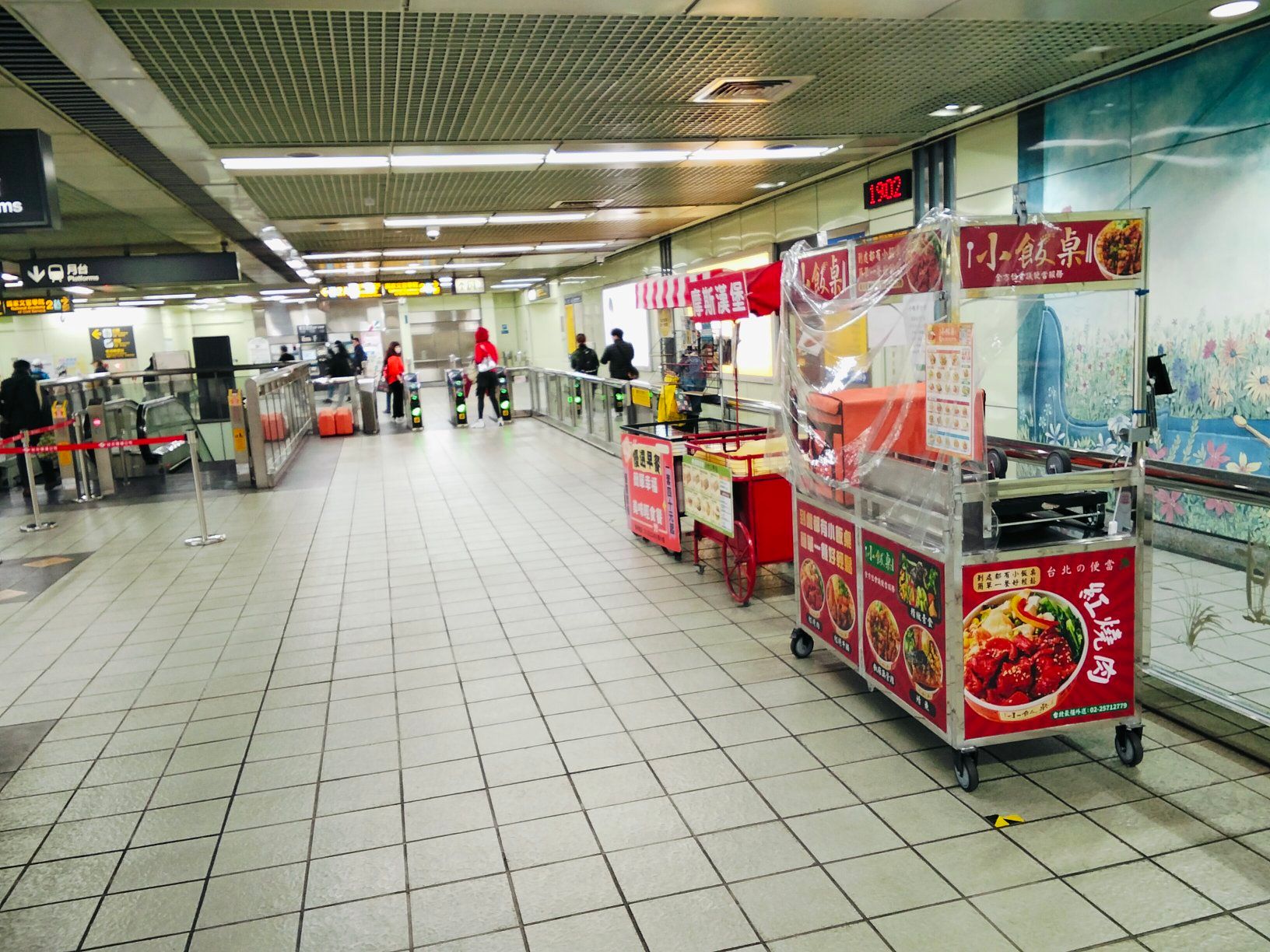 台北捷運站內禁止飲食,為何卻出現早餐和便當攤車?北捷小編親自回應了。(翻攝自臉書路上觀察學院)