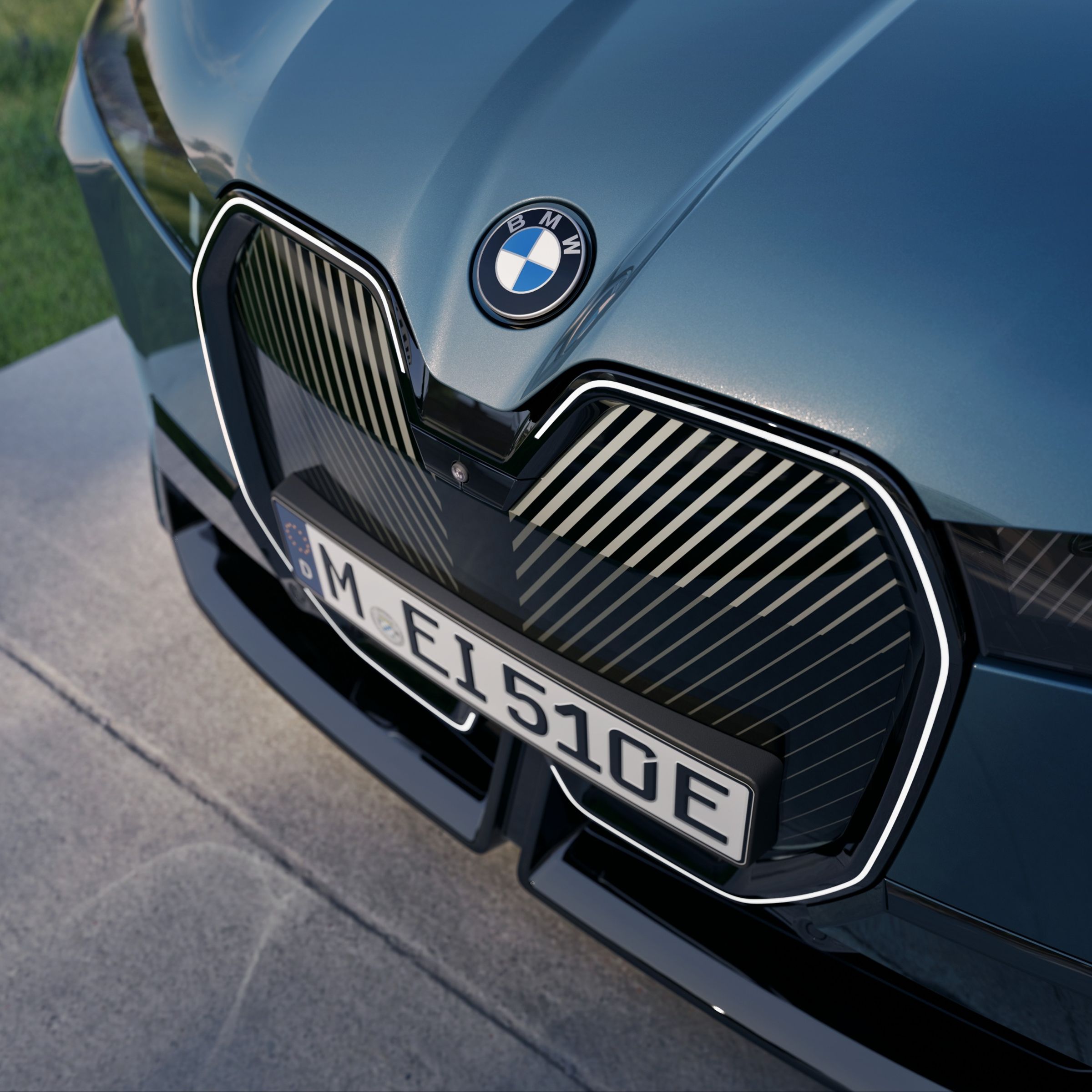 全新BMW iX豪華純電旗艦休旅，以前瞻設計與全面進化的產品實力，將再次定義純電豪華移動新標準，持續領航未來電能時代。全新設計的封閉式雙腎型水箱護罩，融合細緻斜紋與品牌標誌性的飾光造型，並結合同級唯一的自體修復塗層，勾勒出優雅自信的未來科技風範