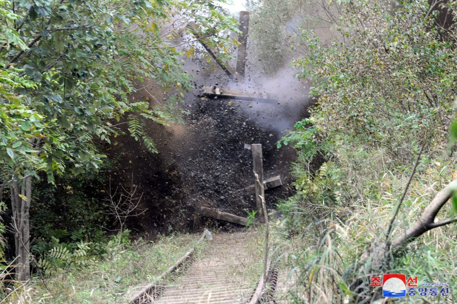 北韓今證實炸毀兩韓連接公路、鐵路，近距離爆炸畫面也跟著同步曝光。（翻攝自朝中社）