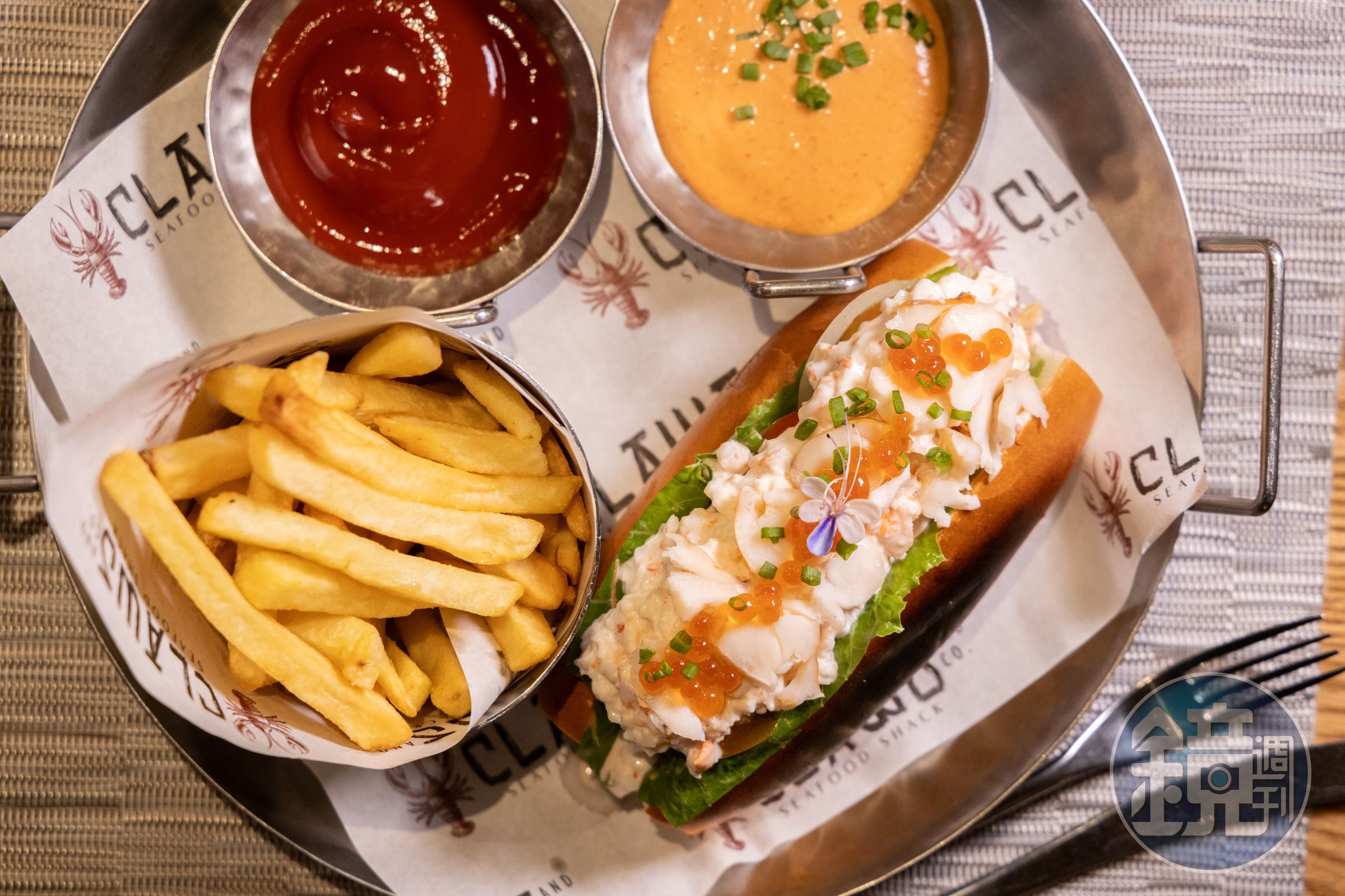 鋪上滿滿龍蝦肉的「Phuket Lobster Roll」,飽足感超高。(850泰銖/份,約NT$774)