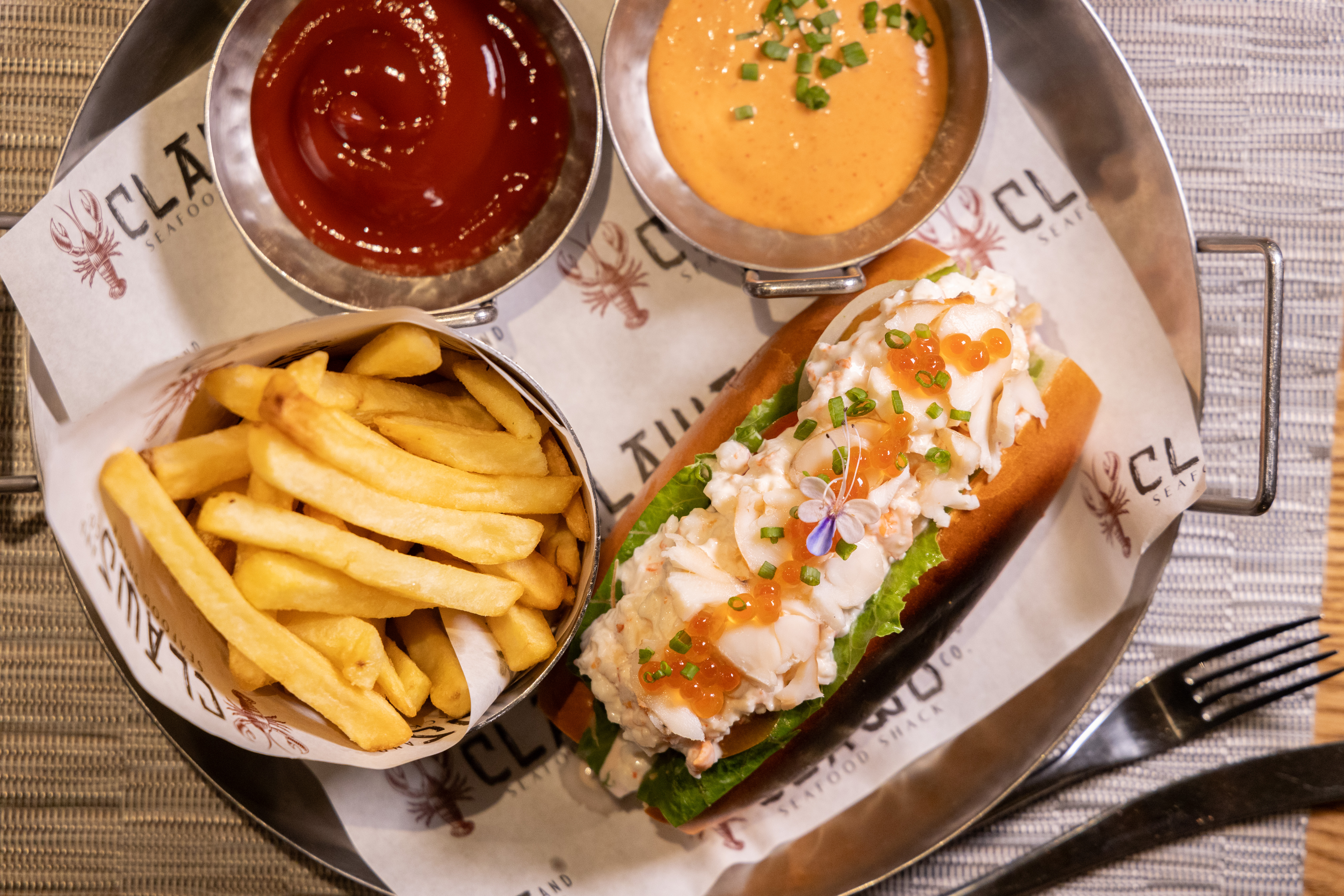 鋪上滿滿龍蝦肉的「Phuket Lobster Roll」，飽足感超高。（850泰銖／份，約NT$774）