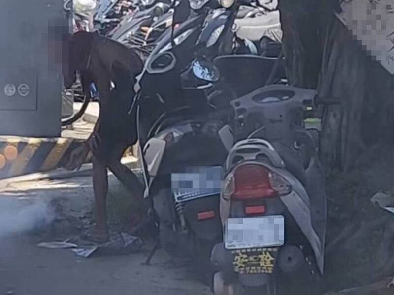 男子在機車旁烤魚，相當危險。（民眾提供）