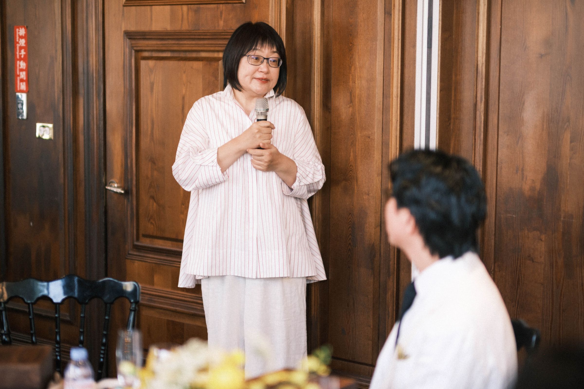 保師傅離開近2年，他的愛妻王瑞瑤嘴裡說著要忘記他開始新生活，但一講起葛格的故事就滔滔不絕。（老新台菜提供）