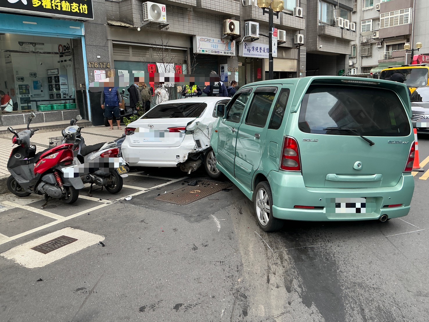胡女駕車碰撞白車之後，不僅將白車推至路邊，還波及停車格的機車。（翻攝畫面）