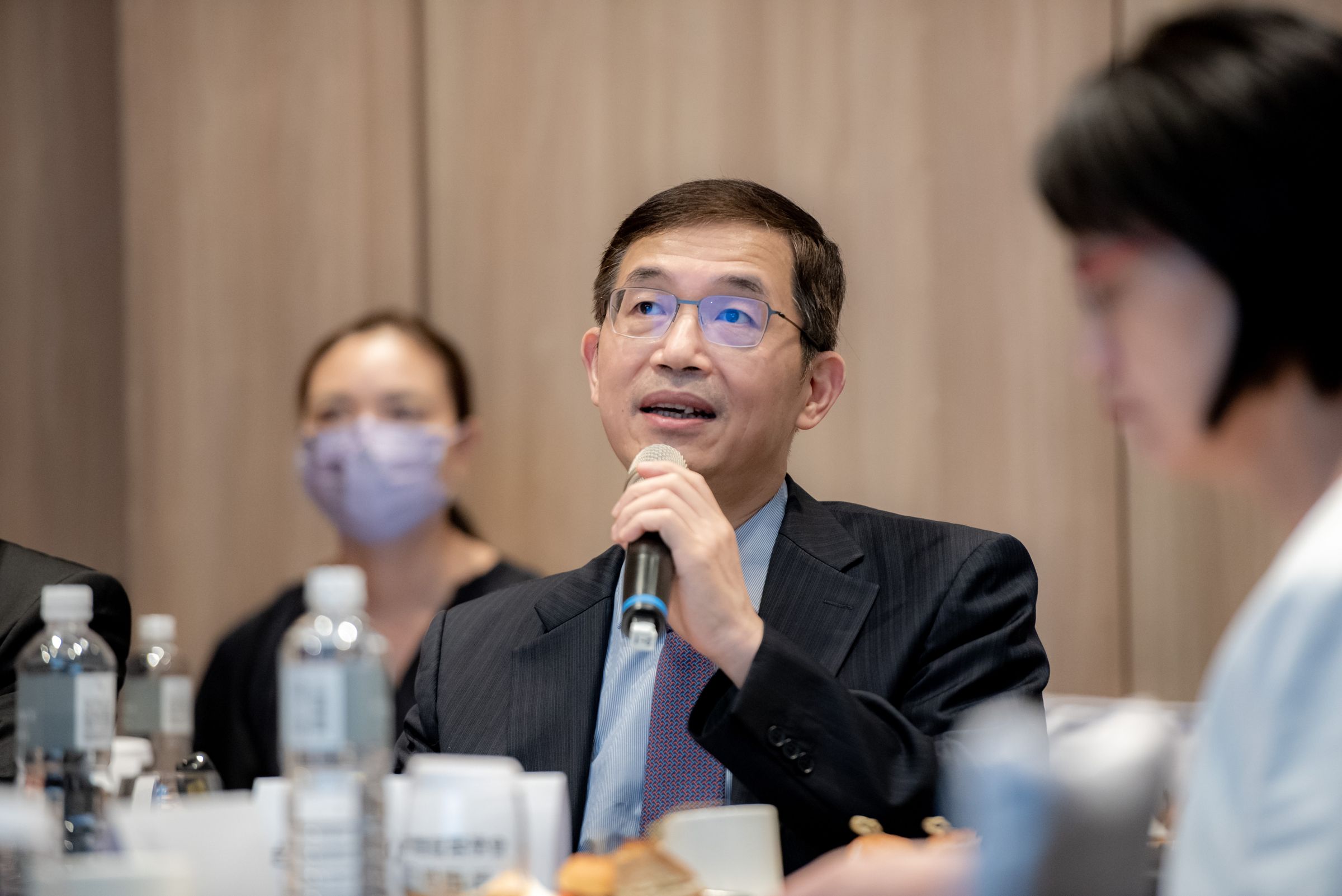 台灣頭頸部腫瘤醫學會理事長朱本元認為，當醫生明明有先進治療方式，病患卻沒有足夠經濟來源去支付，站在醫療第一線，看到家屬、病人的掙扎，令人不忍。